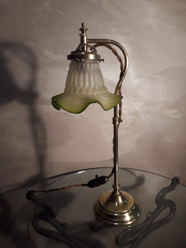 Lampe reglable laiton style art déco en laiton et tulipe vert en verre moulé 1920, h55xl17