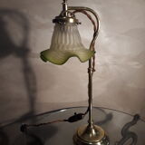 Lampe reglable laiton style art déco en laiton et tulipe vert en verre moulé 1920, h55xl17