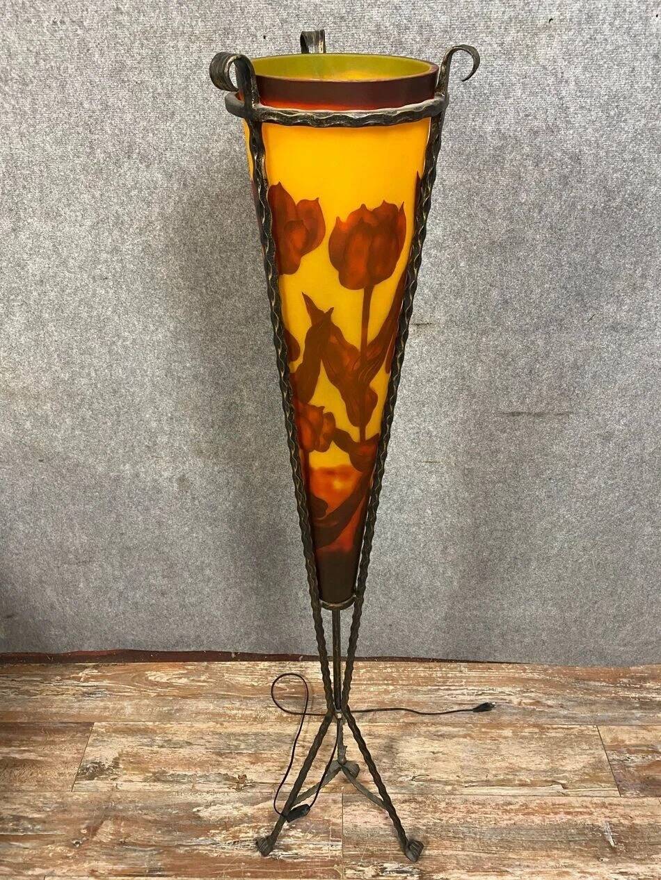 Important Art Nouveau street lamp in wrought iron and glass paste.