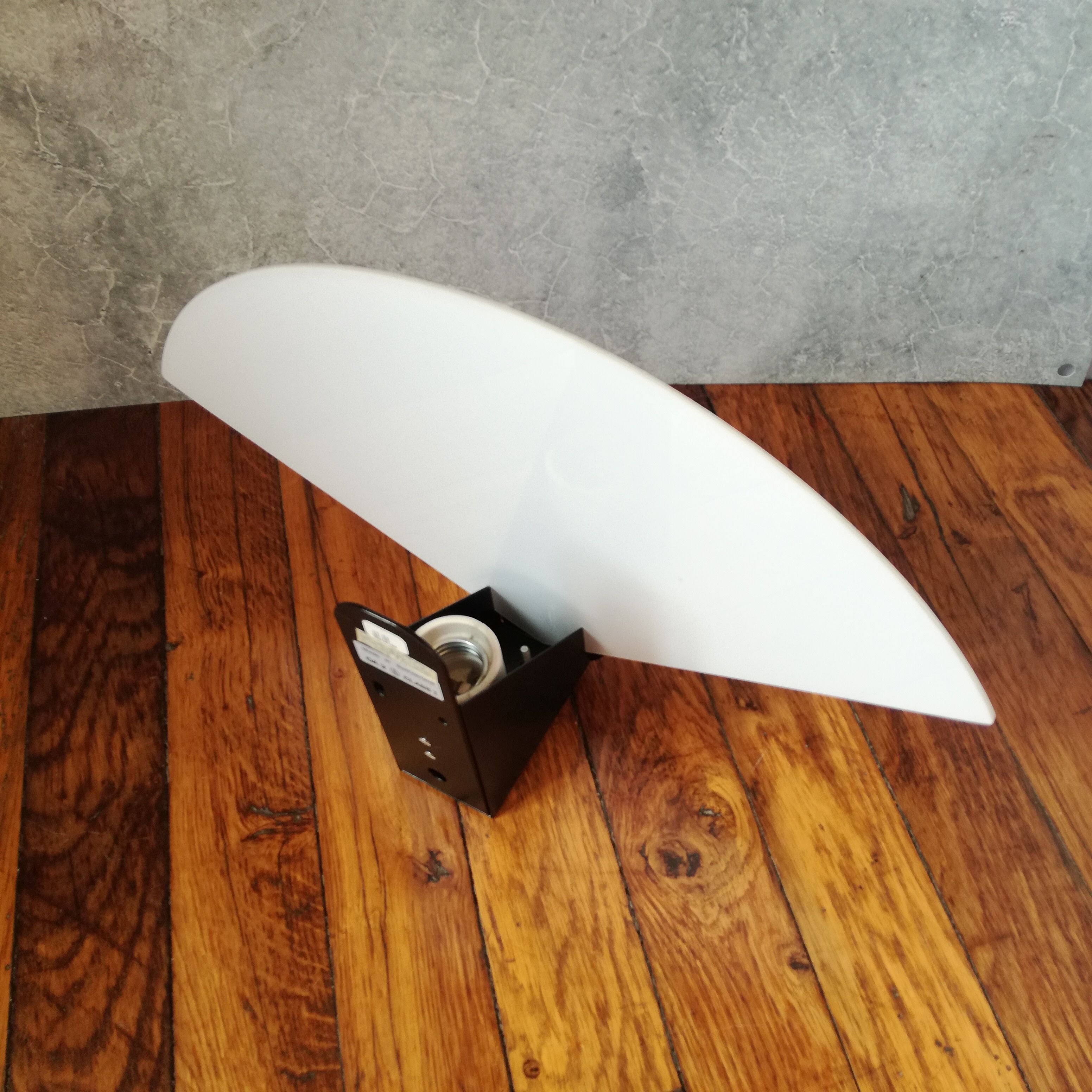 Fan-shaped wall lamp, opaline glass Ø42