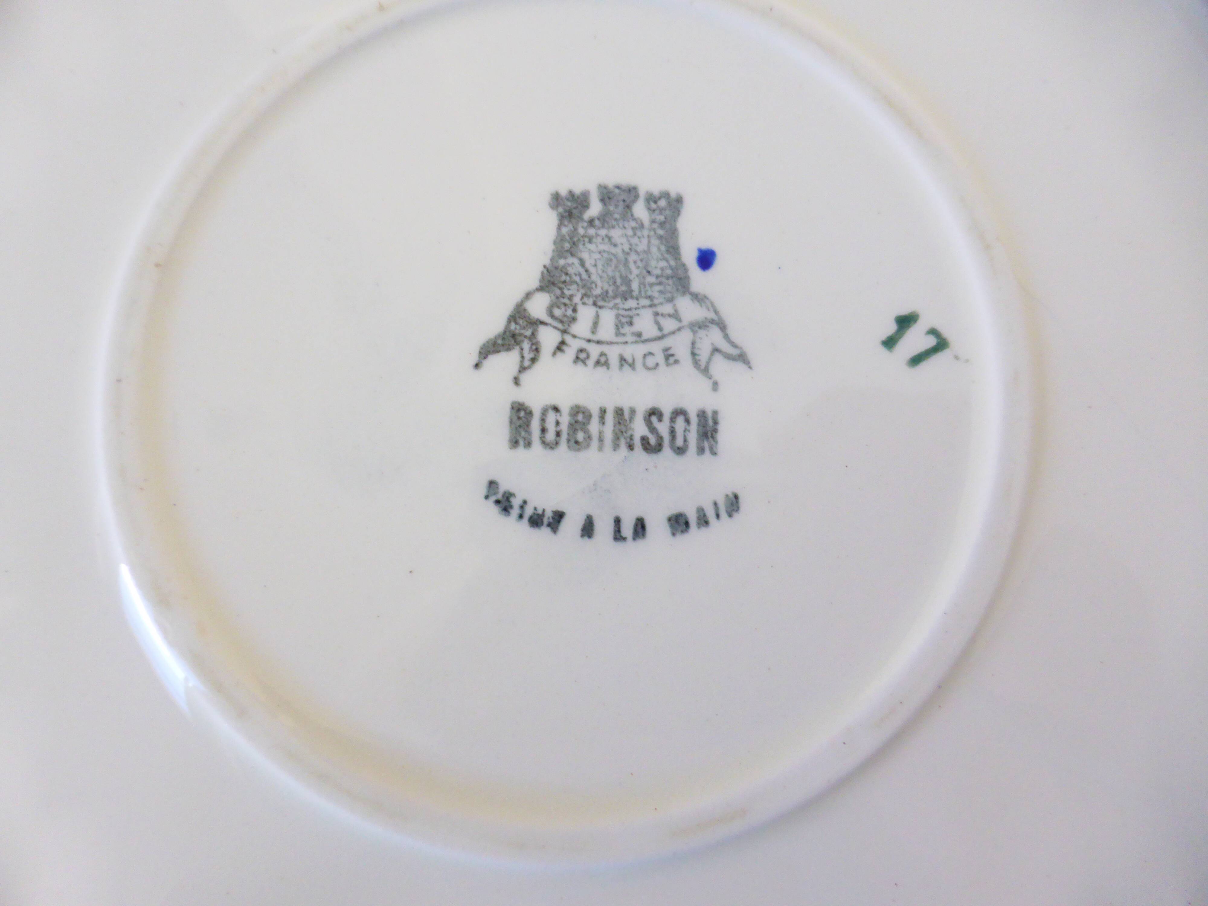 Vintage round serving dish from Gien, model Robinson 2106119.
