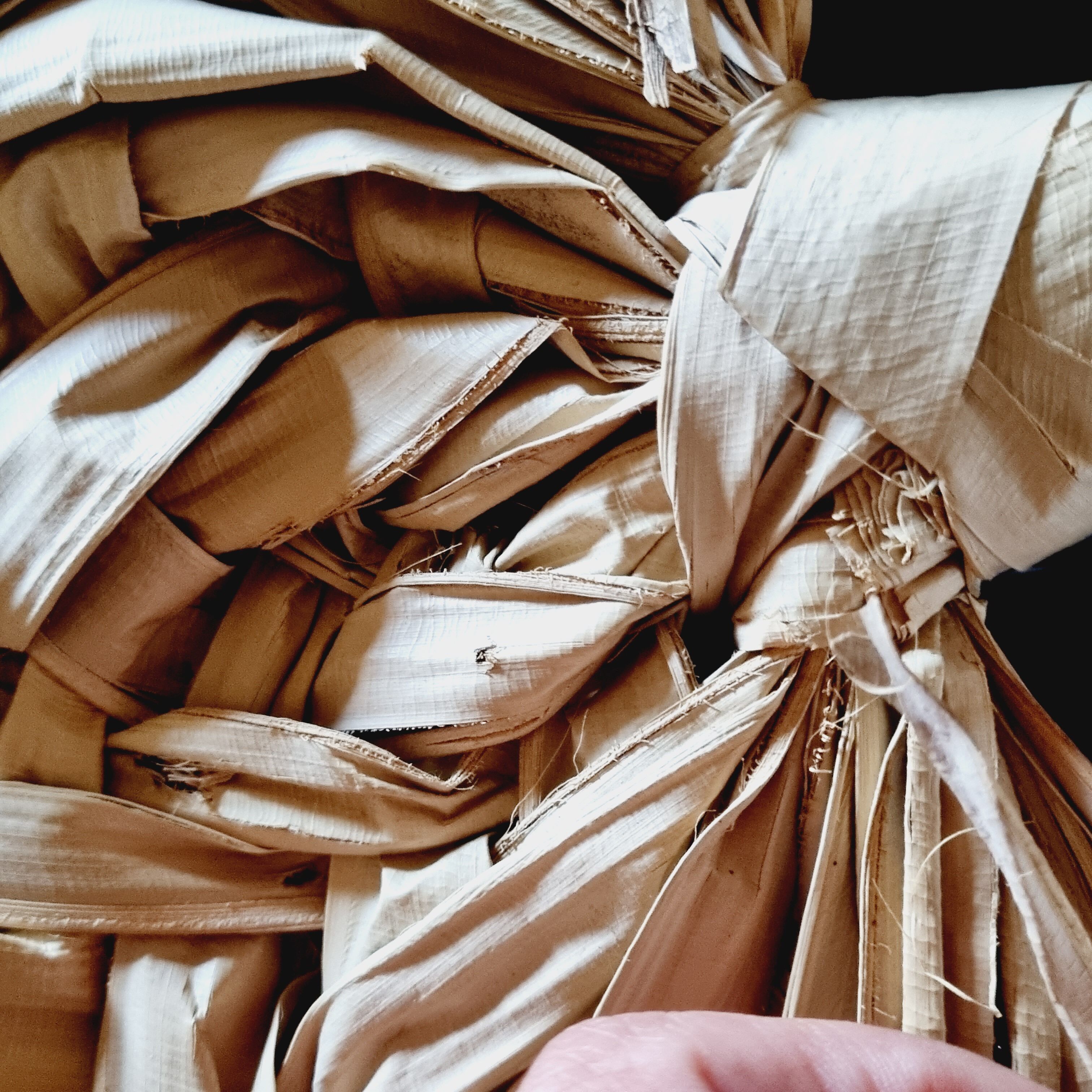 Éventail décoratif en feuilles de palmes vintage