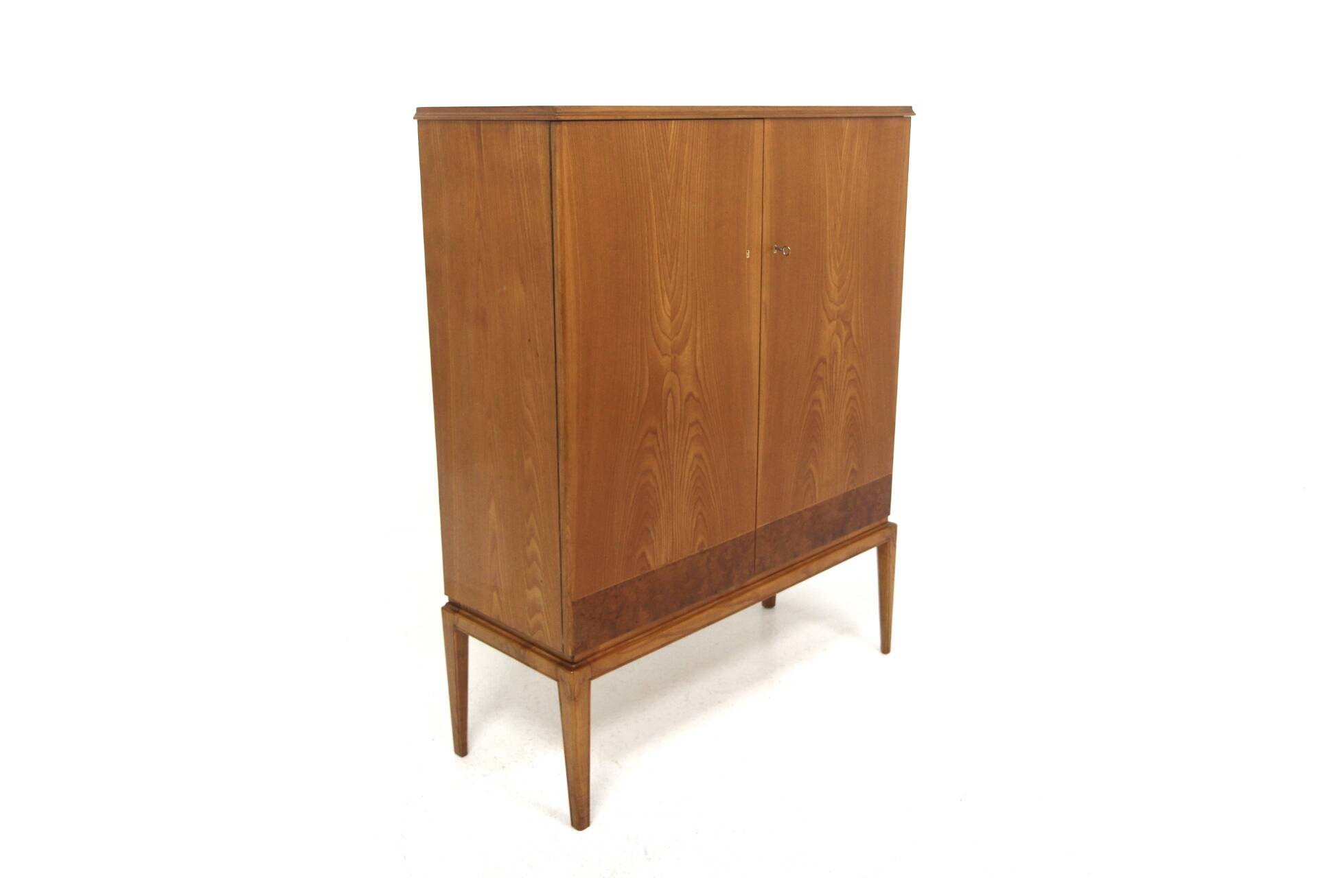 Scandinavian elm cabinet, AB Möbelnytt, Örebro, Sweden, 1930