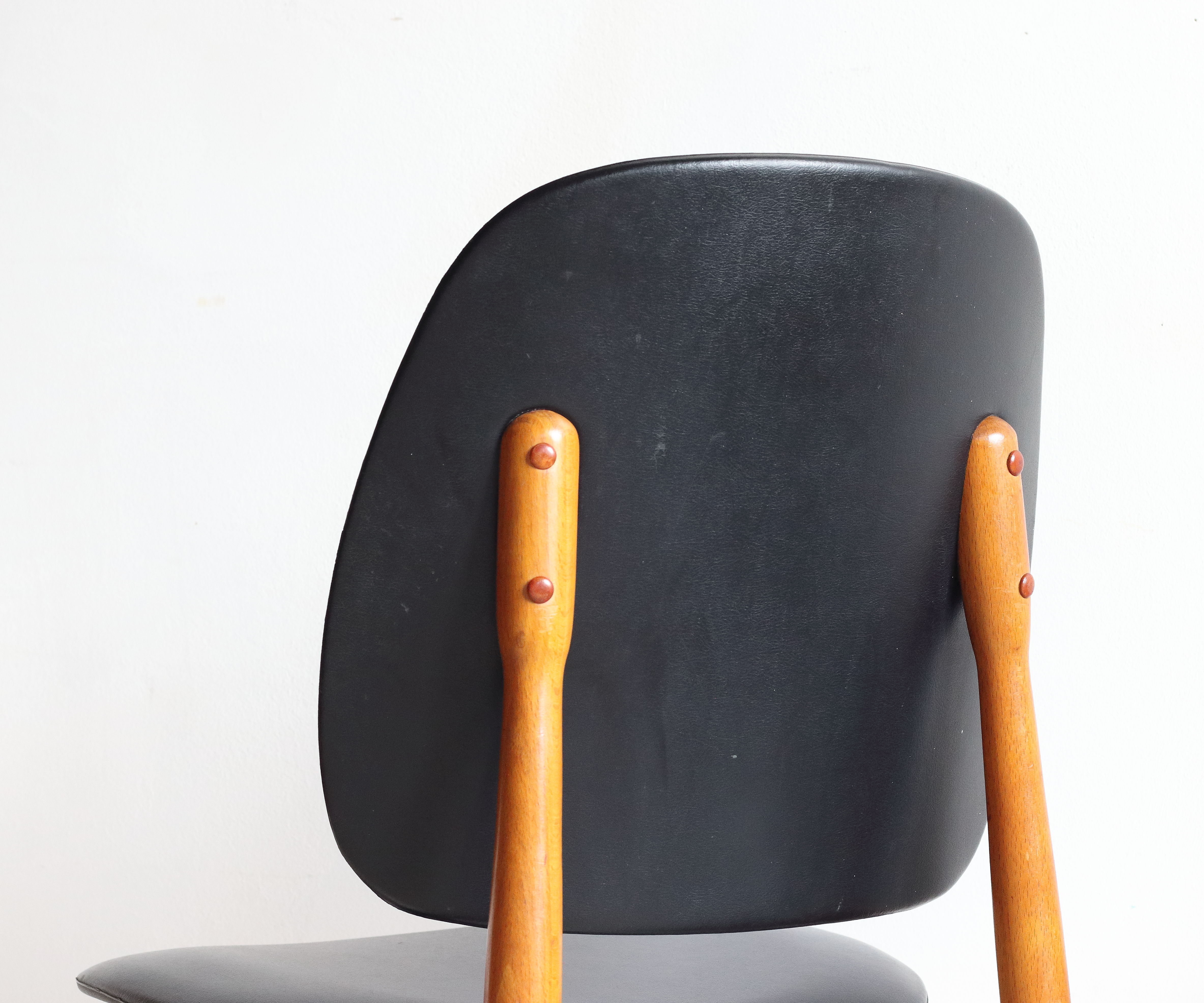 Suite of 6 Chairs Baumann model Pegasus in beech and faux black leather