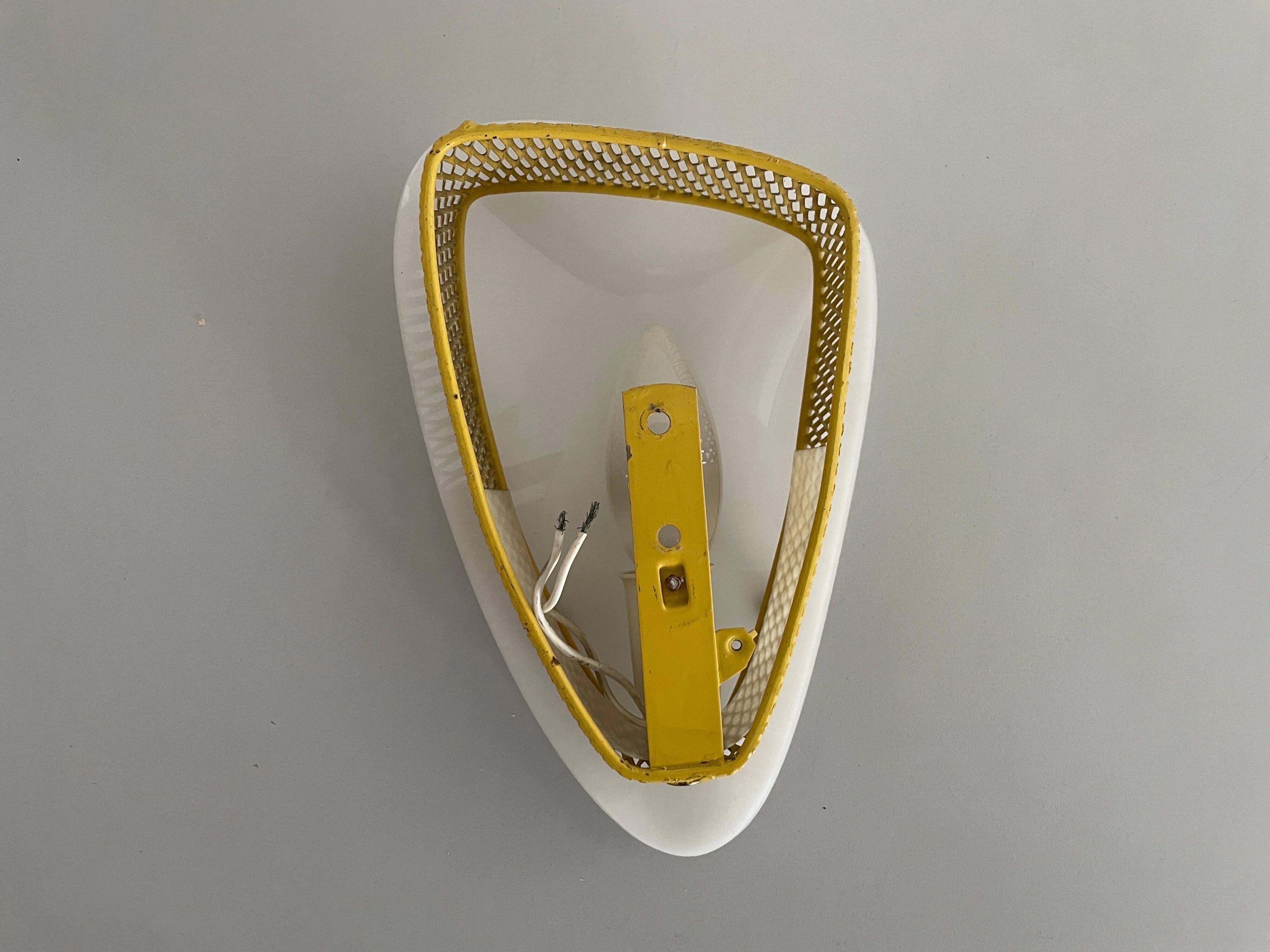 Applique simple du milieu du siècle en plexiglas blanc et métal jaune, années 1950, Allemagne