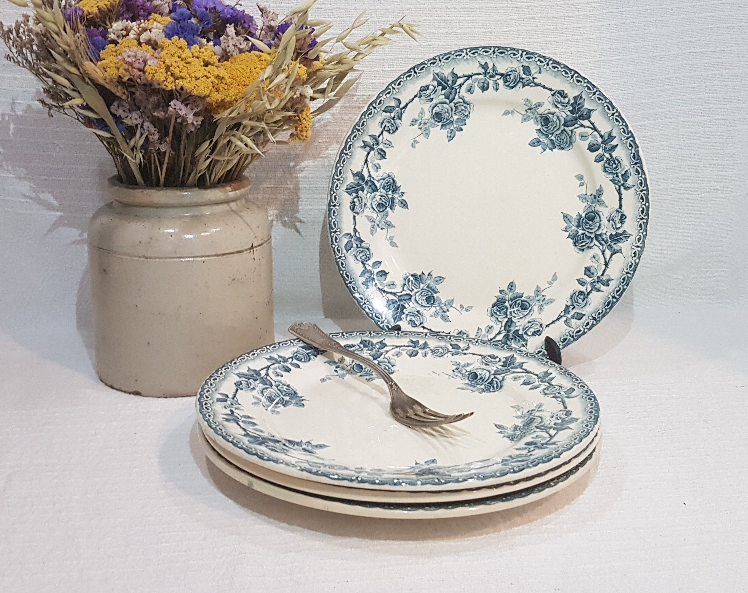 Lot de 4 assiettes plates en faïence de Choisy le Roi modèle Paris, terre de fer