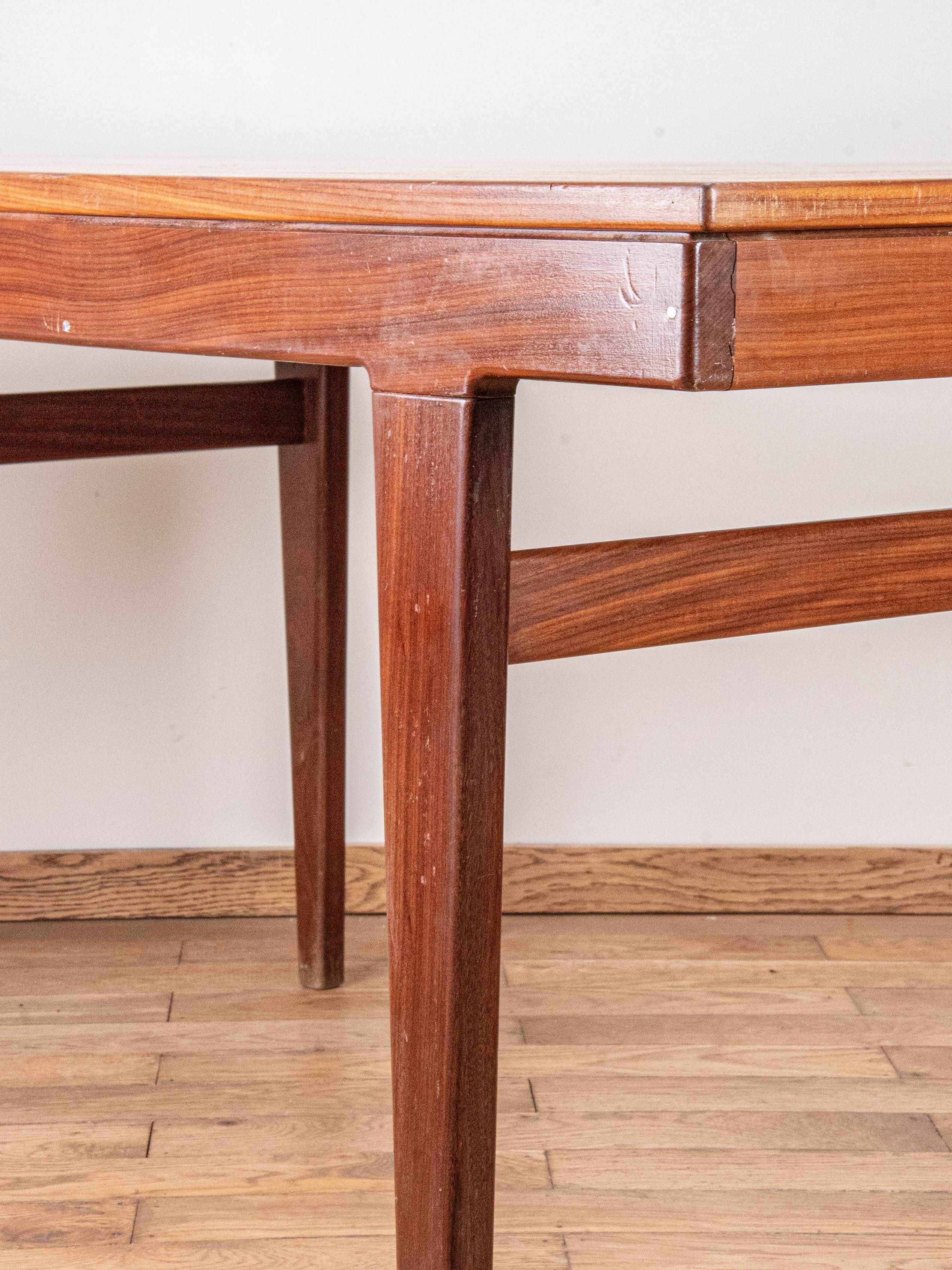 Scandinavian extendable table