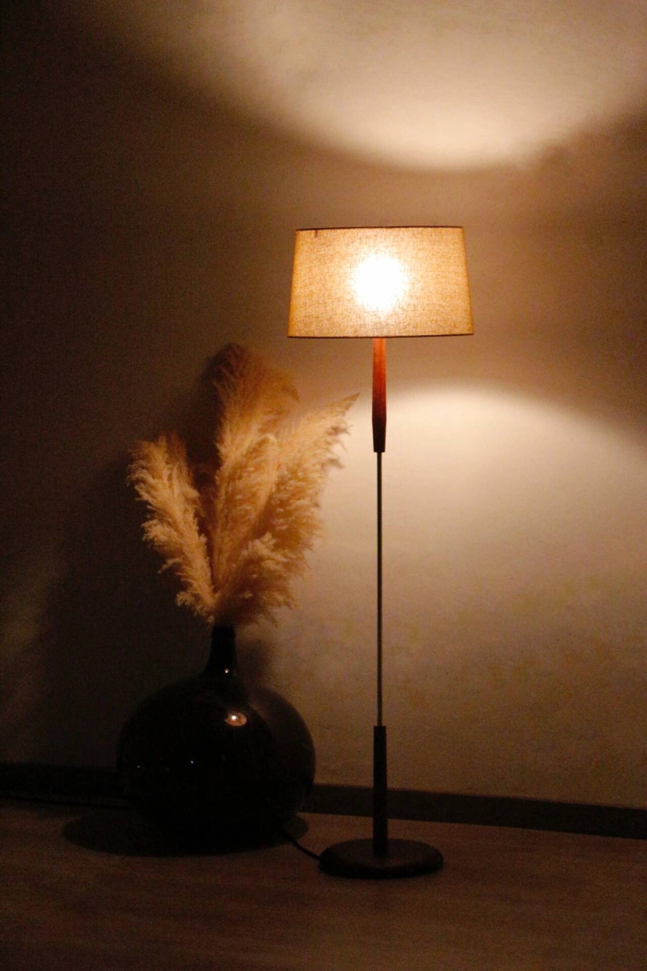 Vintage teak floor lamp from the 60s – renovated & chic design
