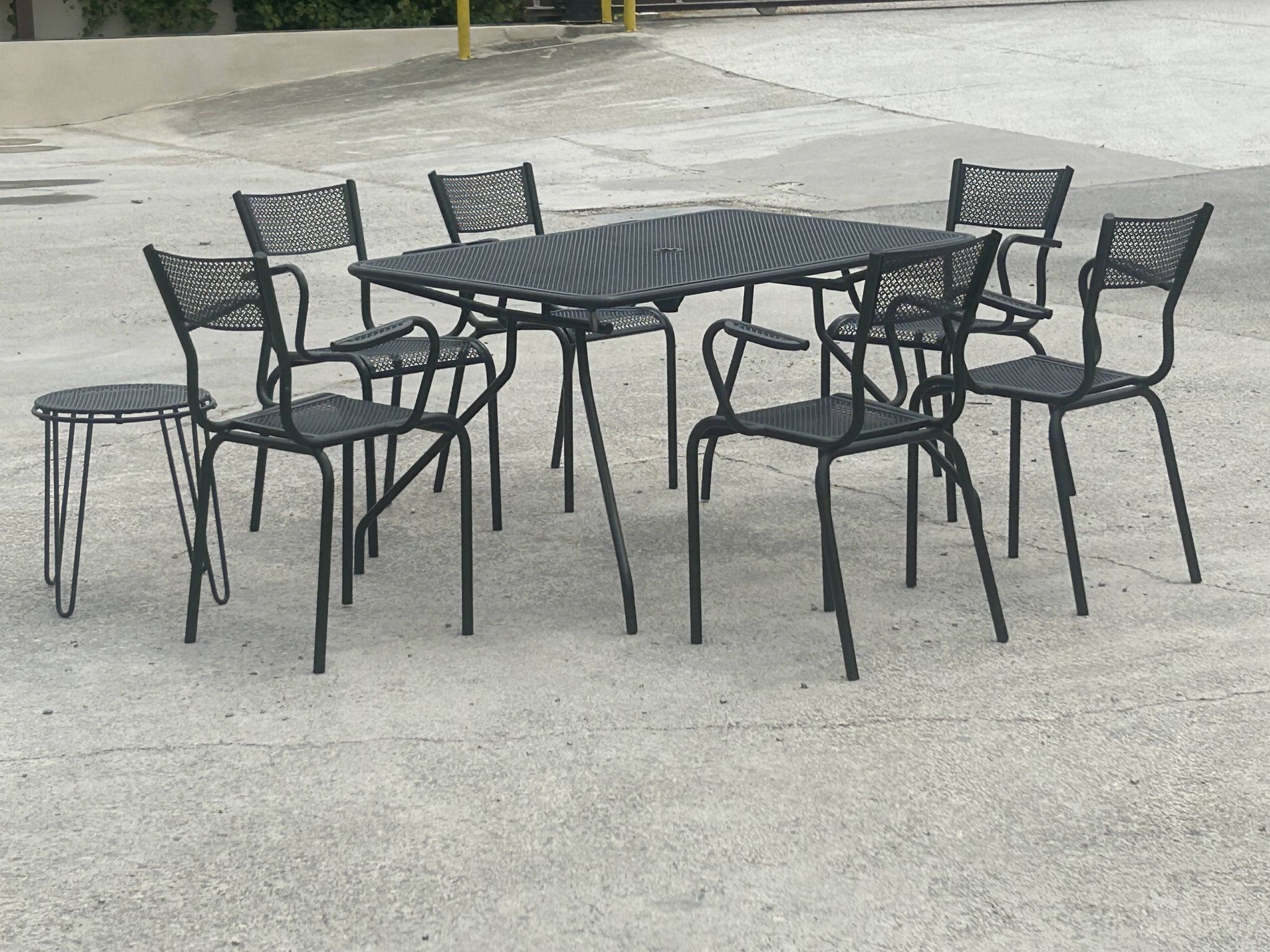 Ensemble de 6 fauteuils et table en métal perforé 1950