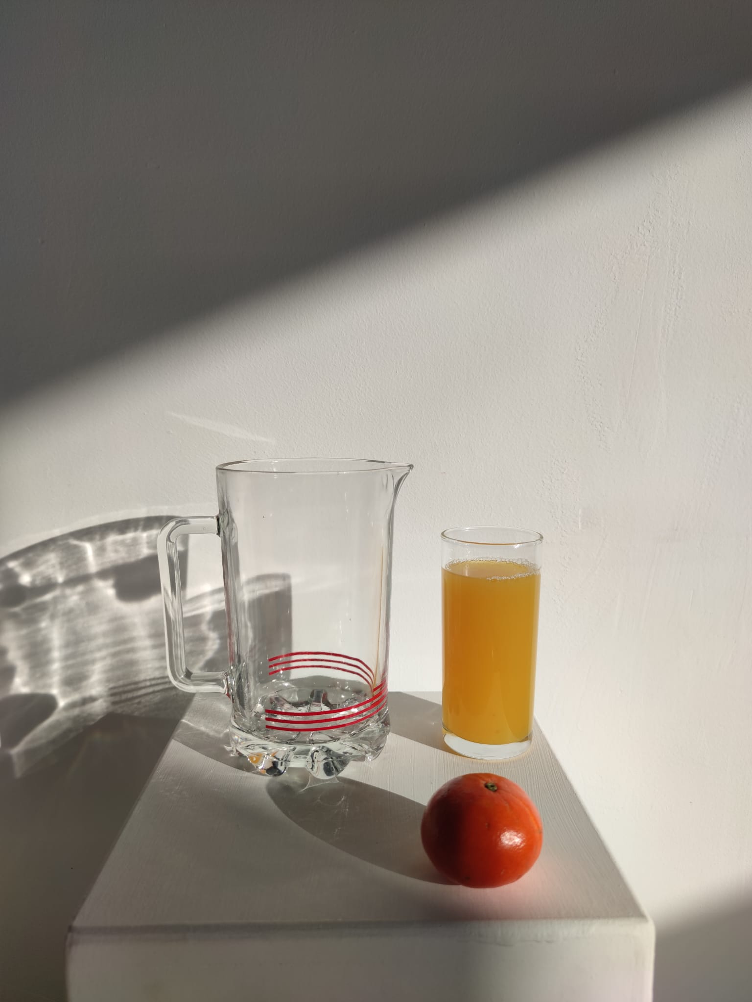 Pichet à orangeade italien vintage en verre à rayures rouges