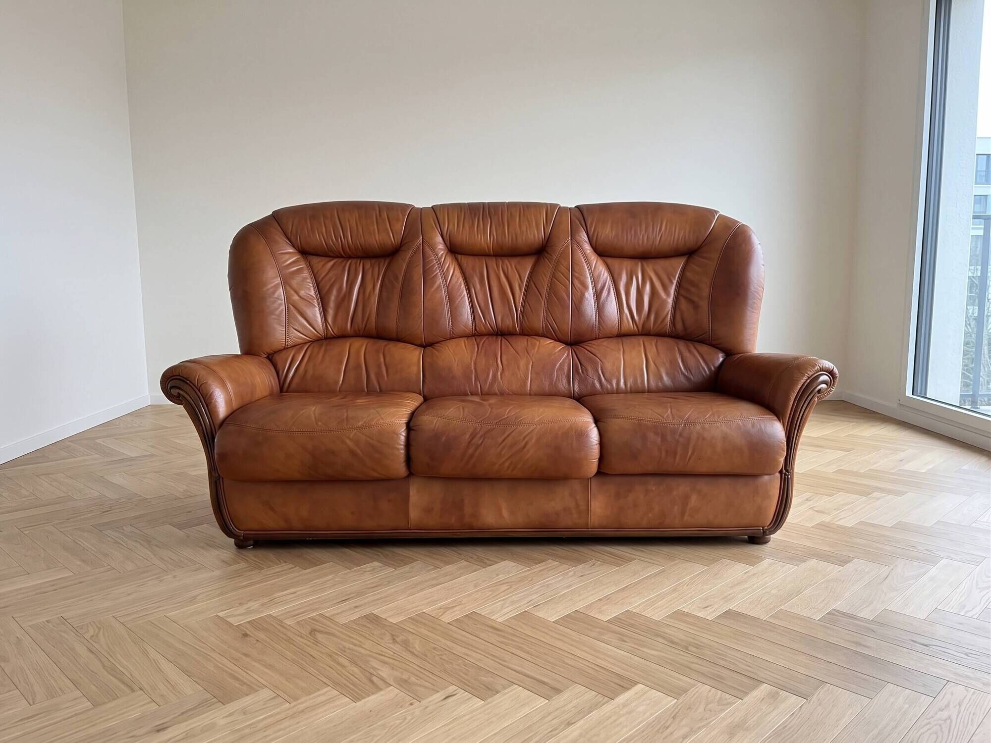Living room set: 3-seater sofa and 2 brown leather armchairs.