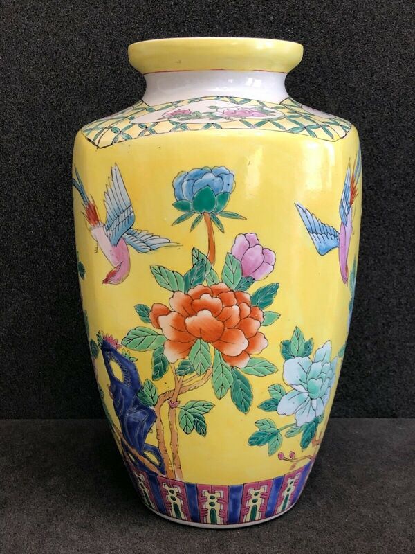 Vase en porcelaine et émaux flore et oiseaux sur fond jaune XIXe China