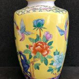 Vase en porcelaine et émaux flore et oiseaux sur fond jaune XIXe China