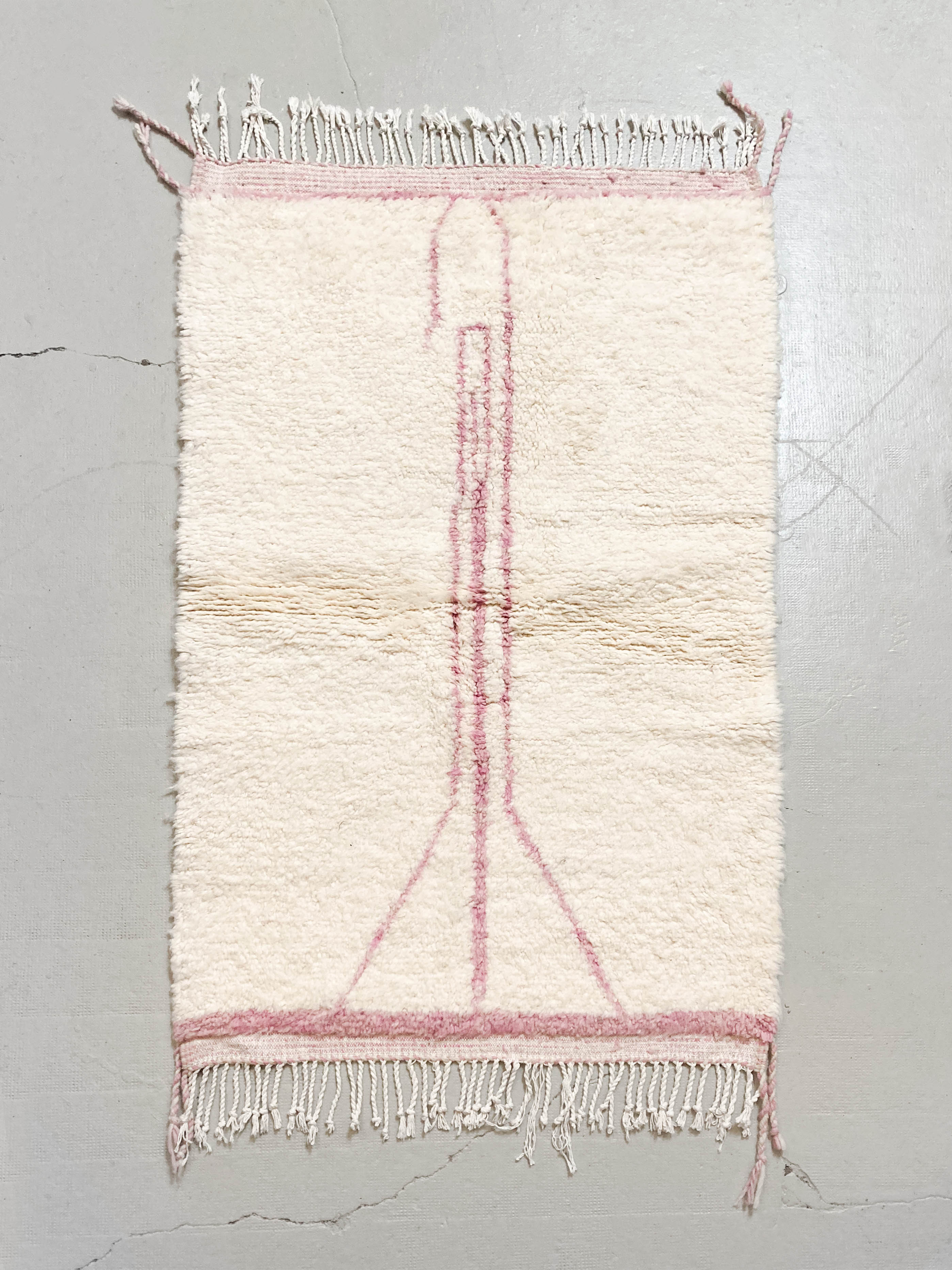 Moroccan Berber carpet beni ouarain ecru with pink pattern 166x102cm