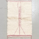 Moroccan Berber carpet beni ouarain ecru with pink pattern 166x102cm