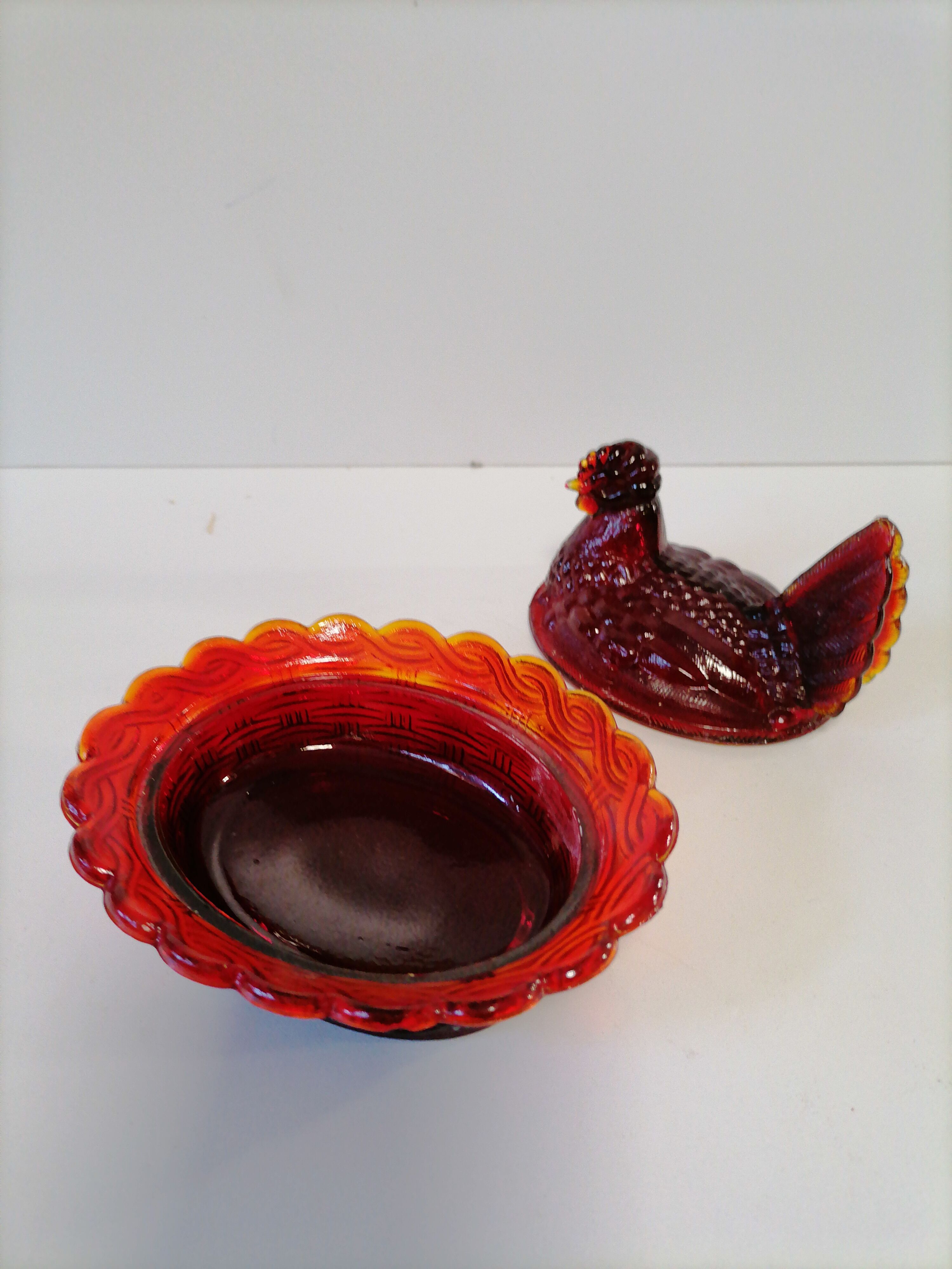 Poule en verre orangé sucrier