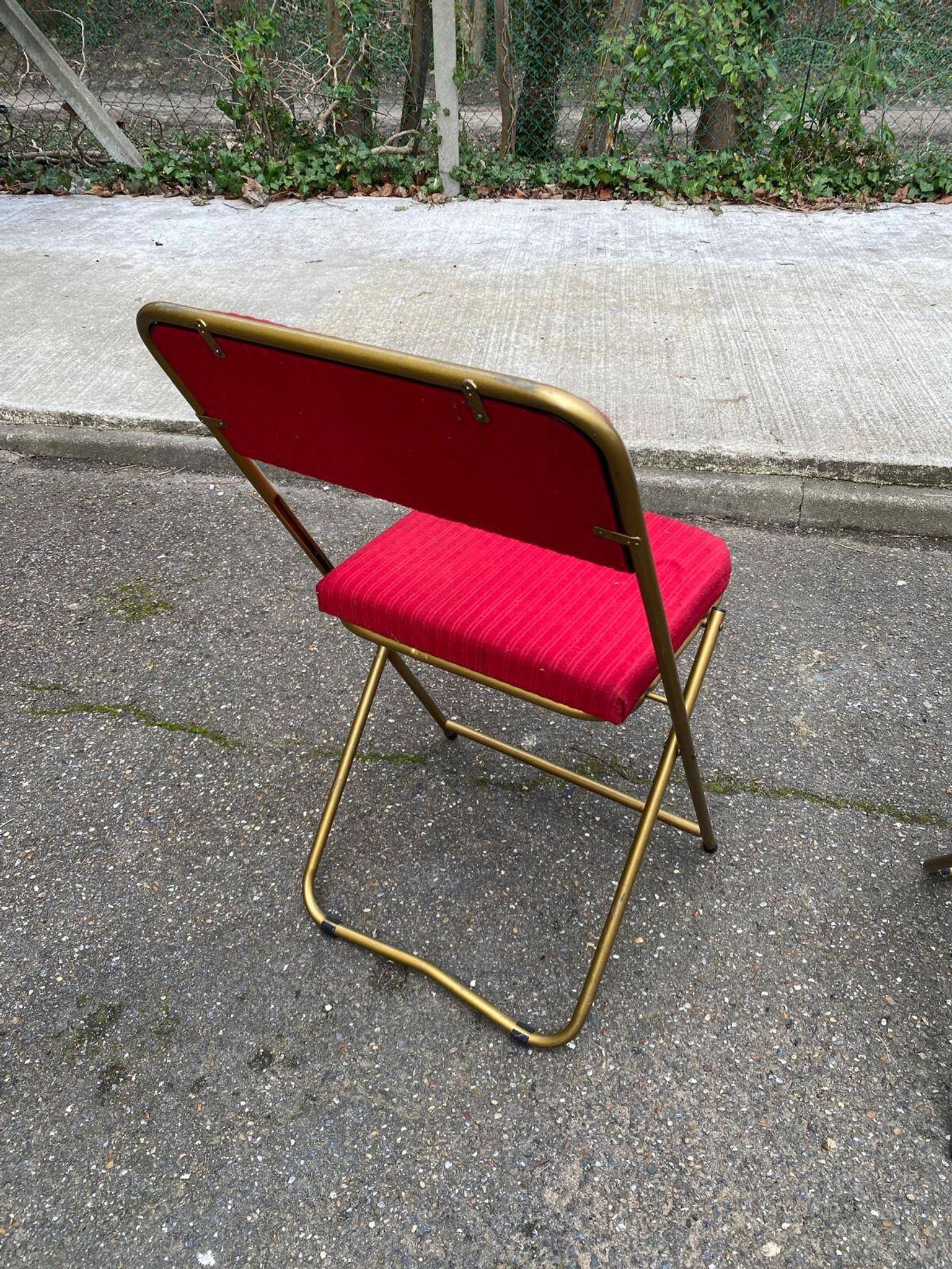 2 folding opera chairs Lafuma France 1970 in gold and burgundy.