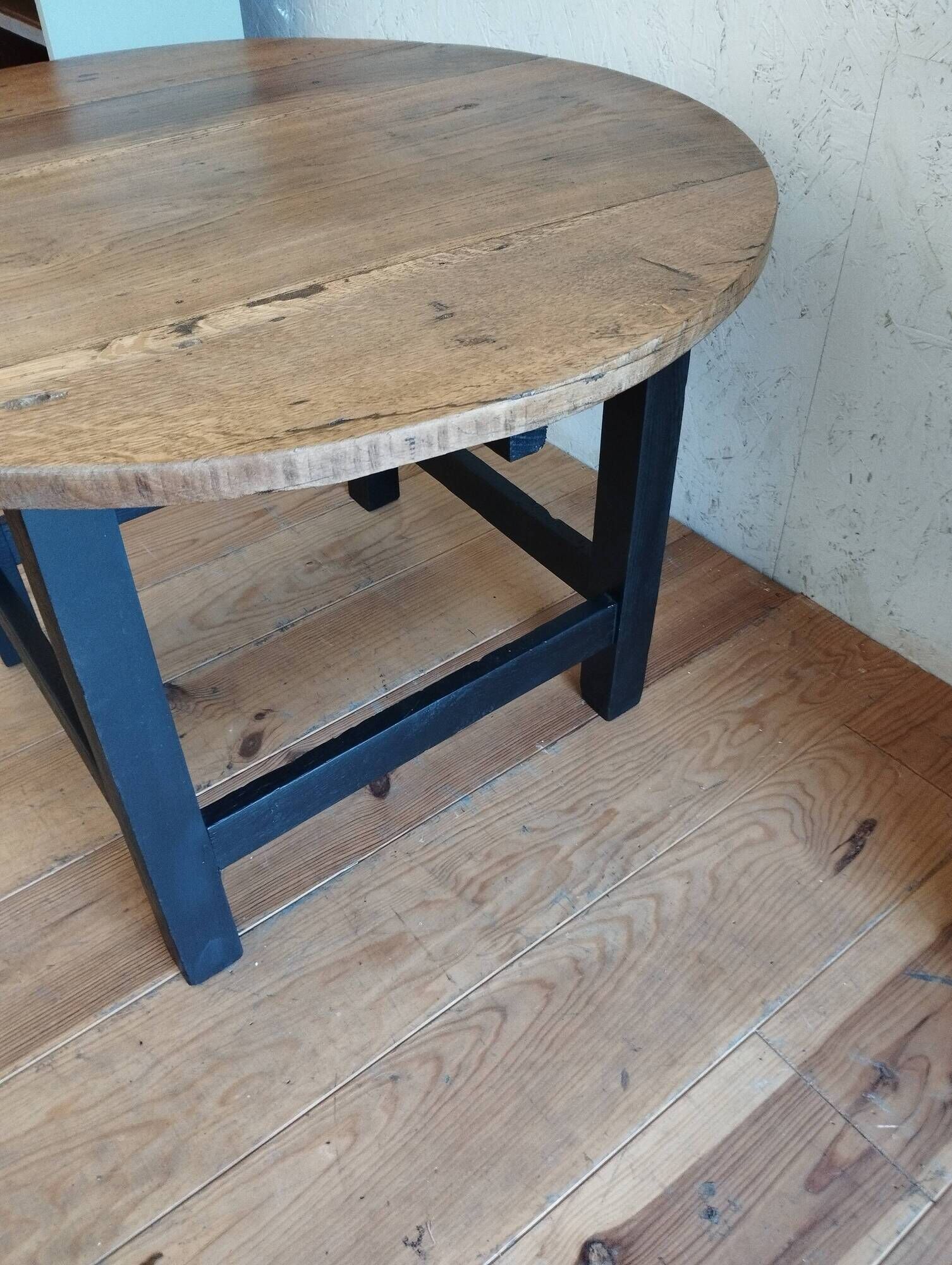 Round coffee table
