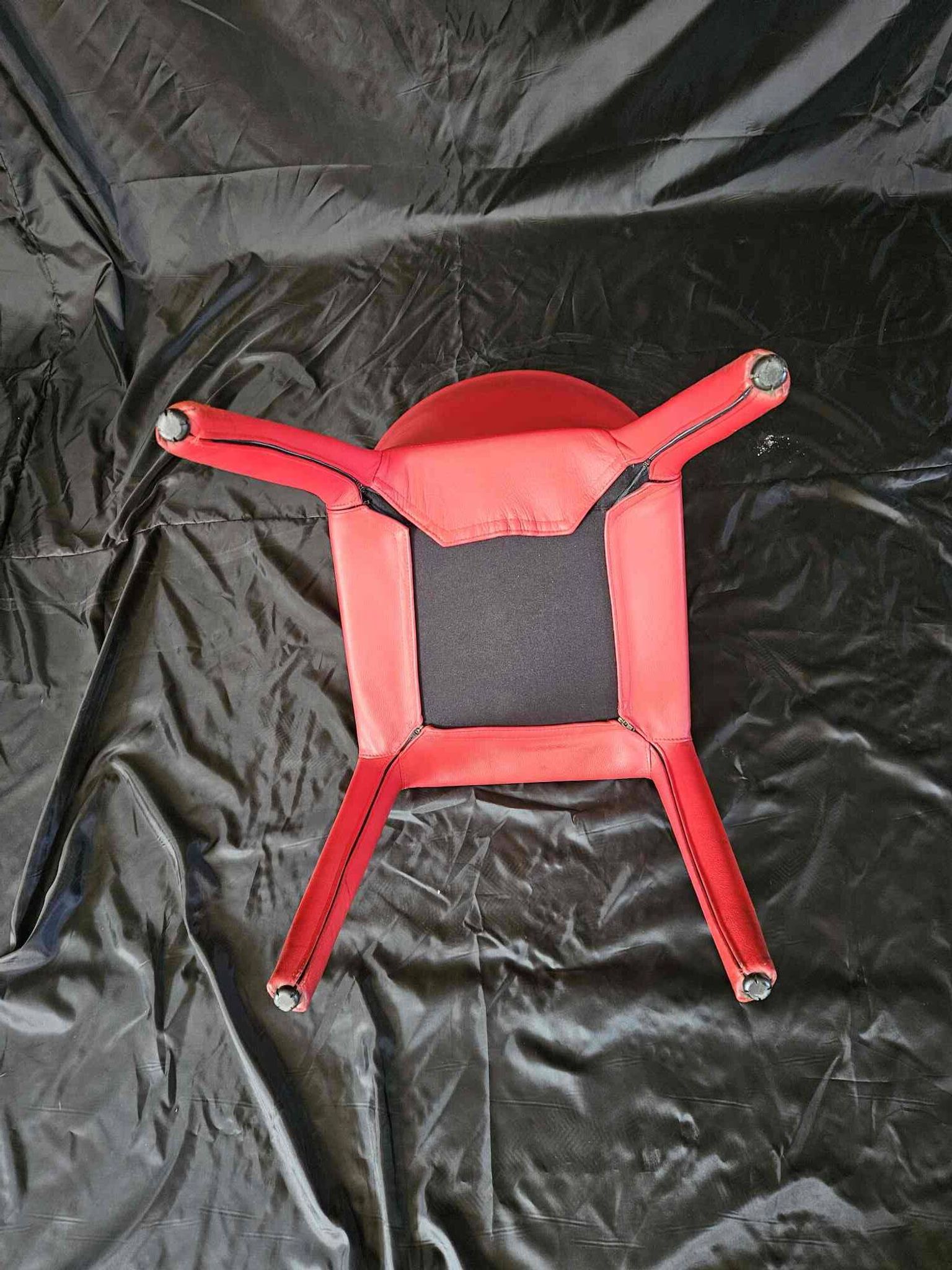 Suite de 6 chaises Cassina en cuir rouge