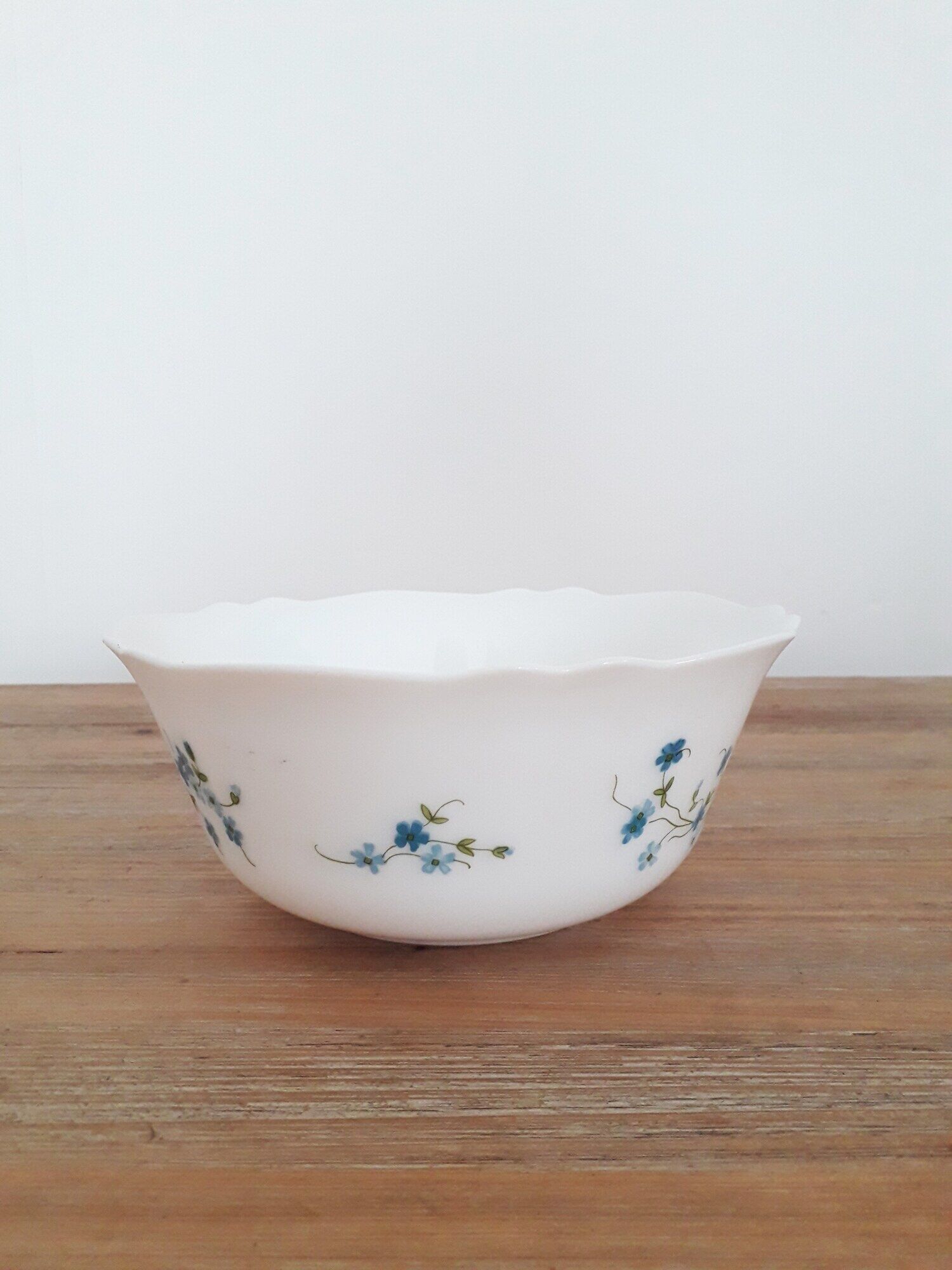 Vintage salad bowl arcopal france - model véronica myosotis - 1970