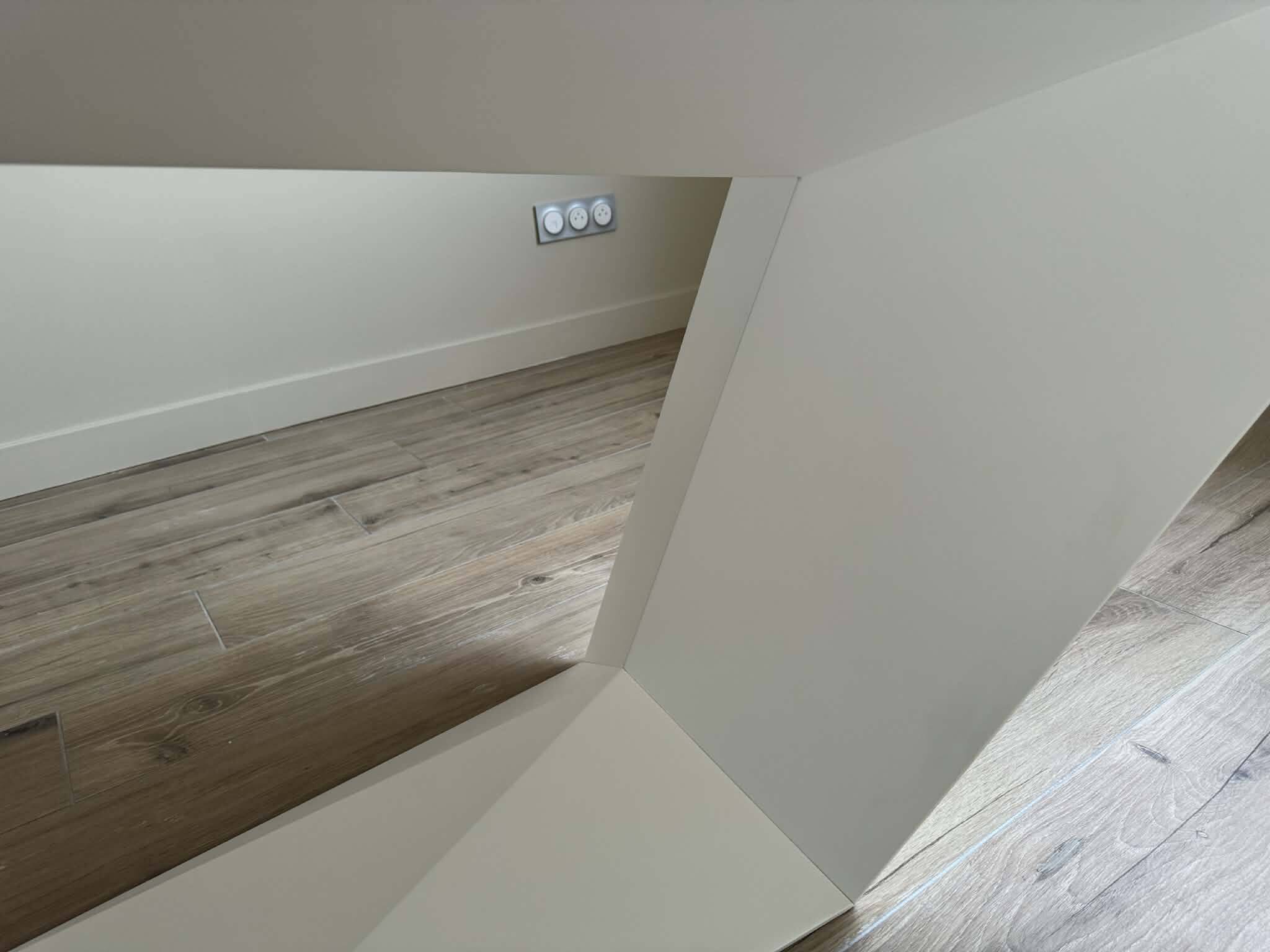 White lacquered desk model Furtif by Daniel Rode for Roche Bobois