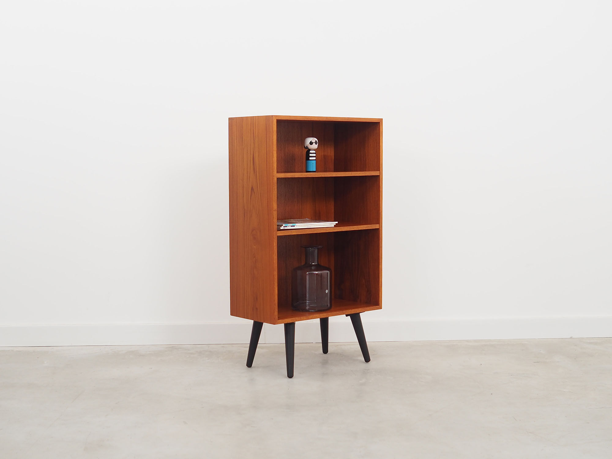Bookcase made in the 1970s by the Danish factory Domino Møbler.