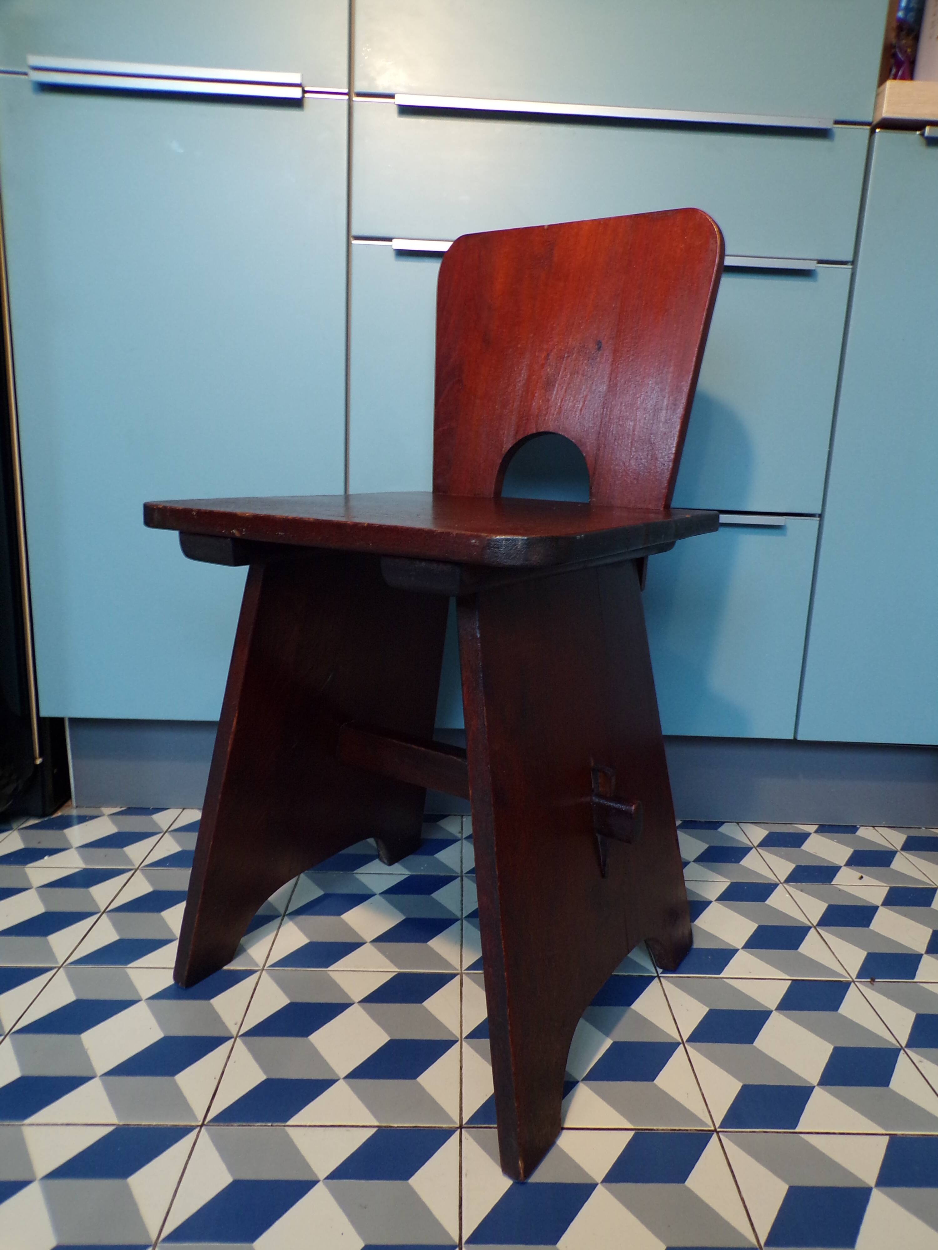 Art & craft reconstruction chair