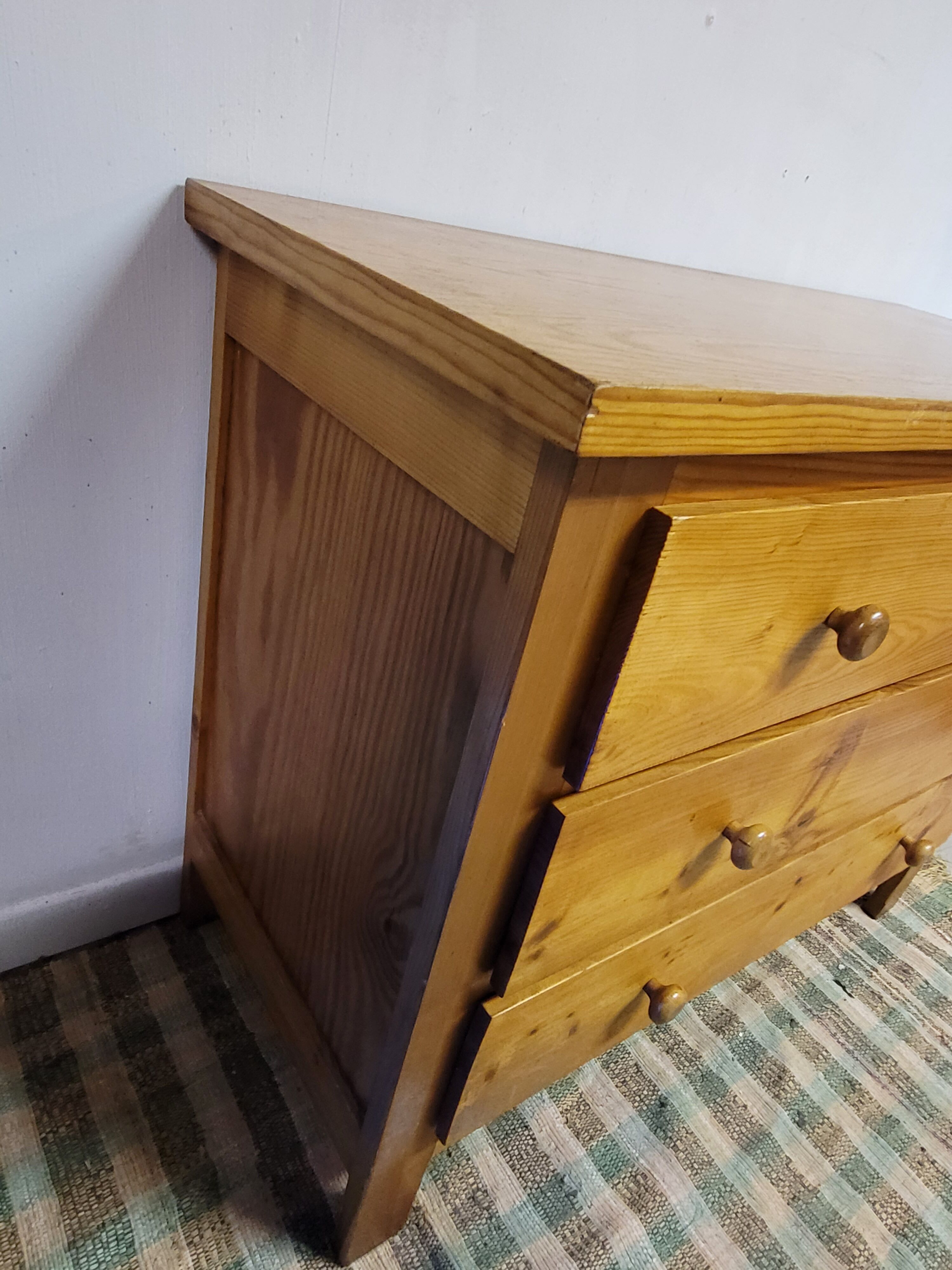 Pine chest of drawers