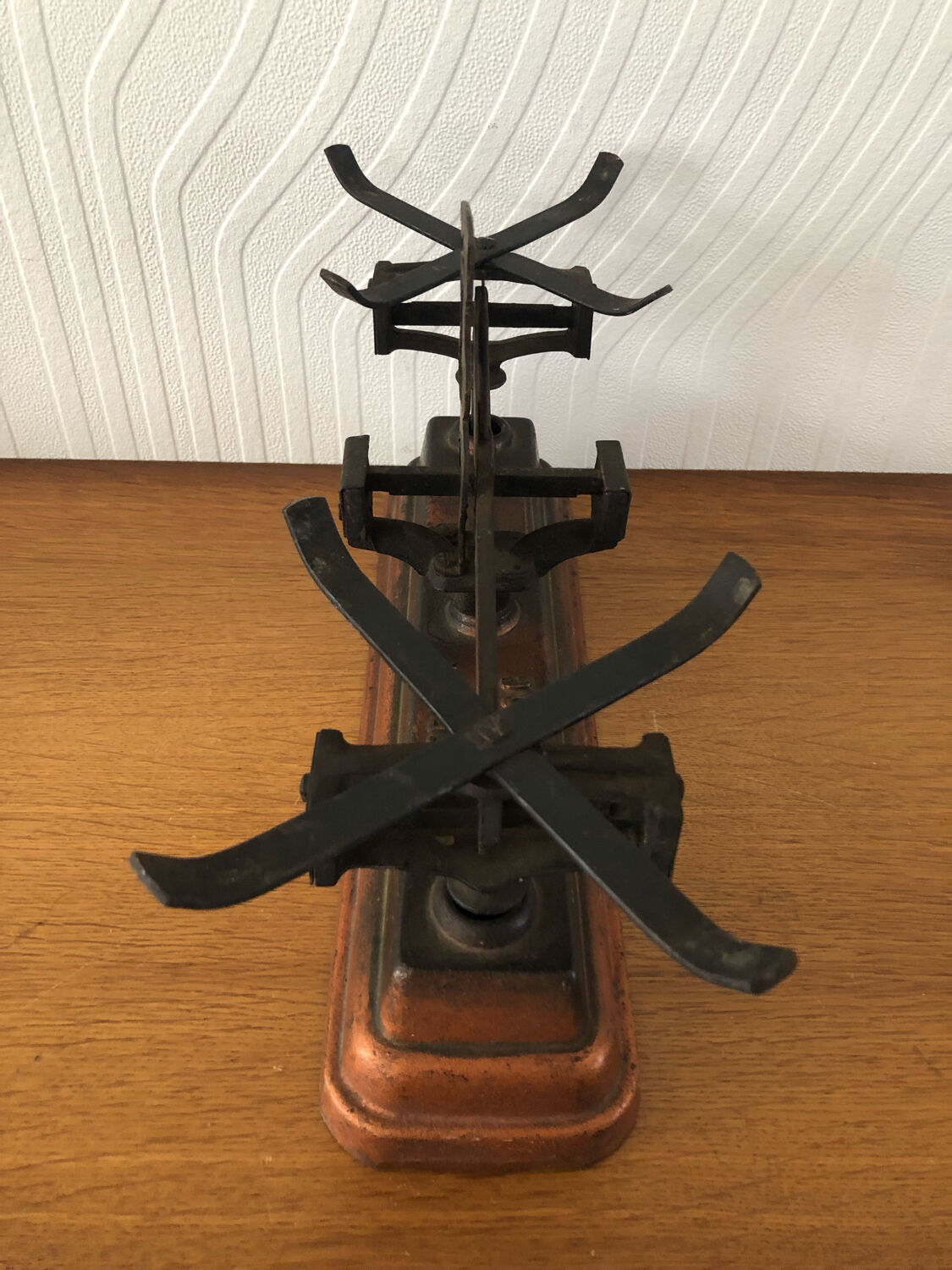 Old balance force 5 kilos Roberval copper and black