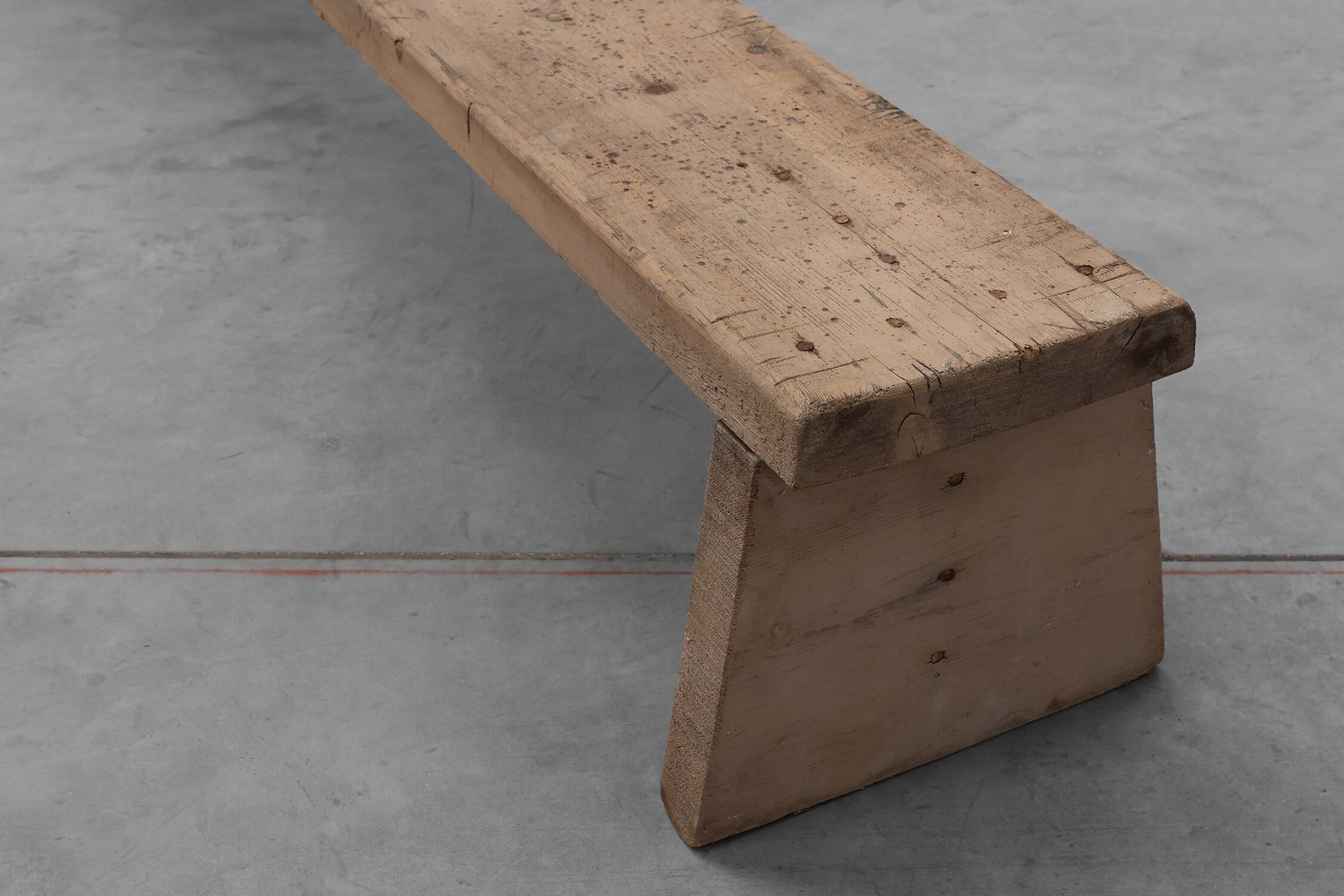 Banc bas rustique français en bois massif de style wabi wabi, vers 1880