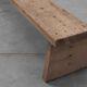 Banc bas rustique français en bois massif de style wabi wabi, vers 1880