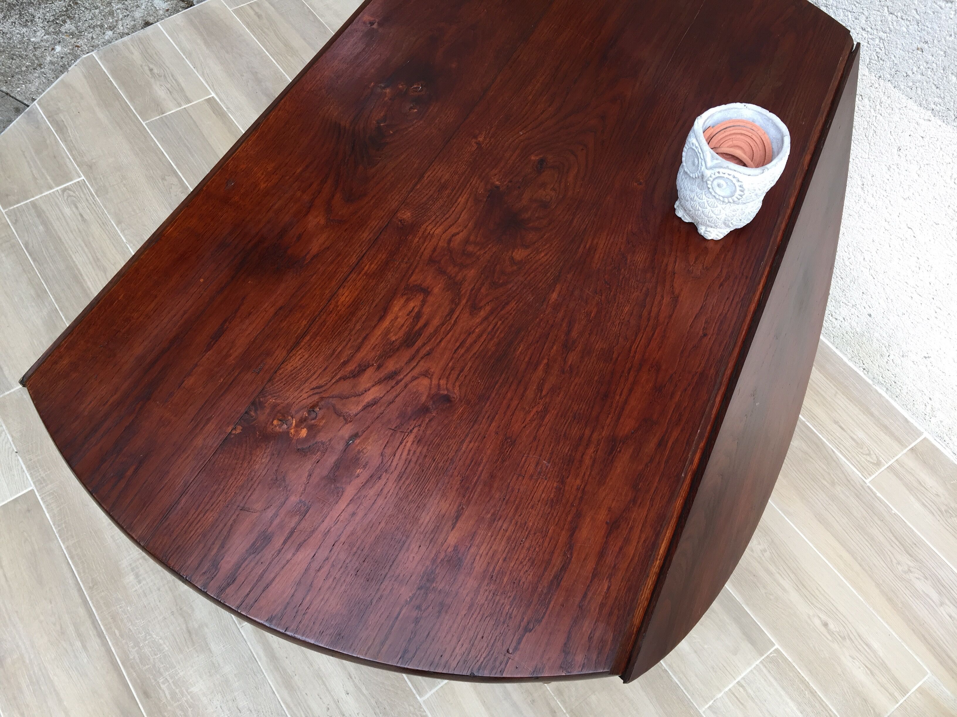 Large table round in rabats in vintage massive oak