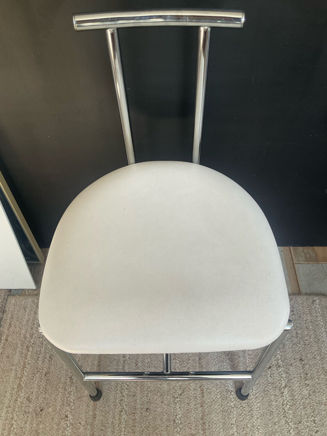Vintage 70s chair in chrome metal and white faux leather.