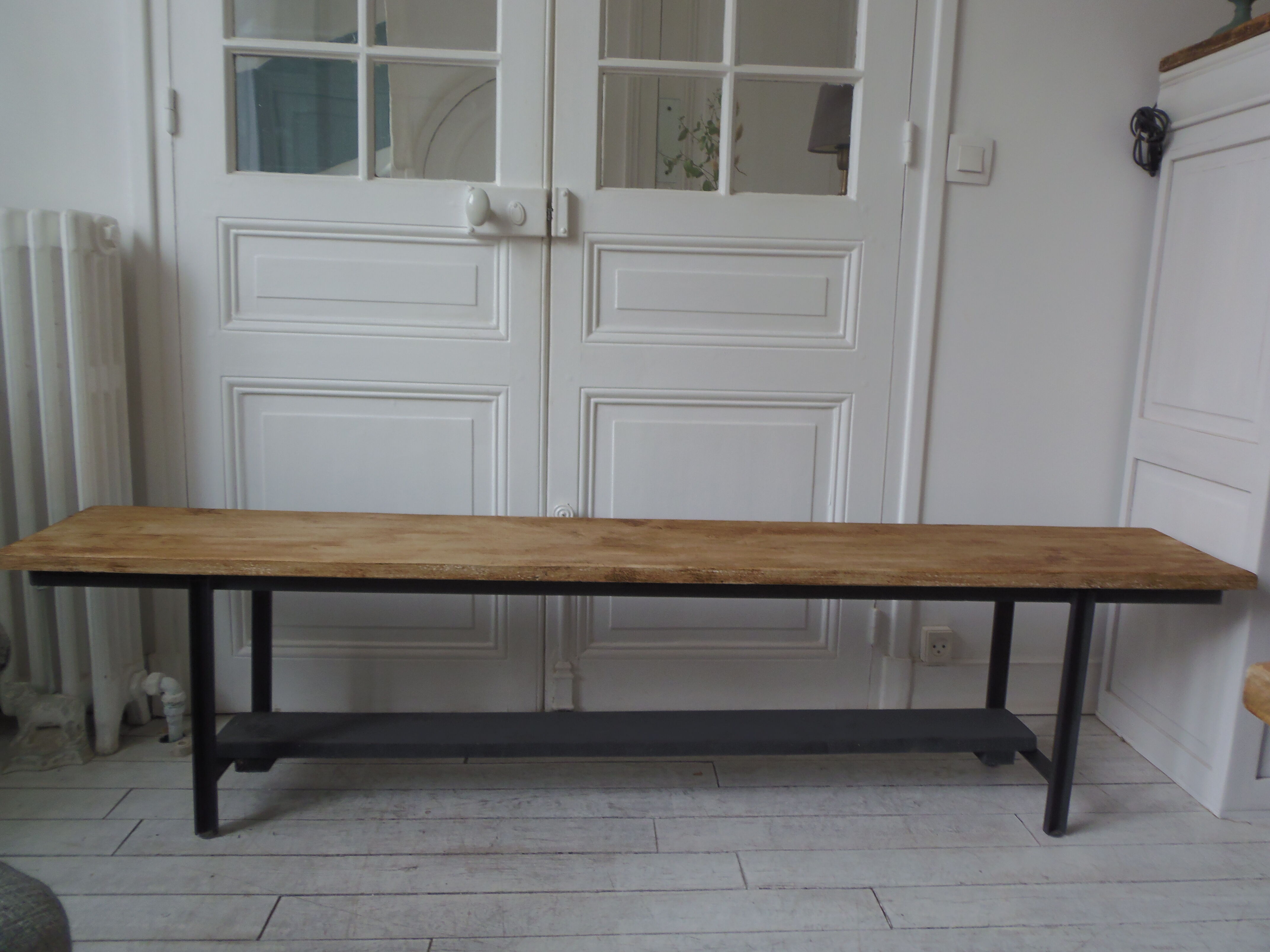Bench metal structure and cross slate gray wood, waxed seat medium oak.