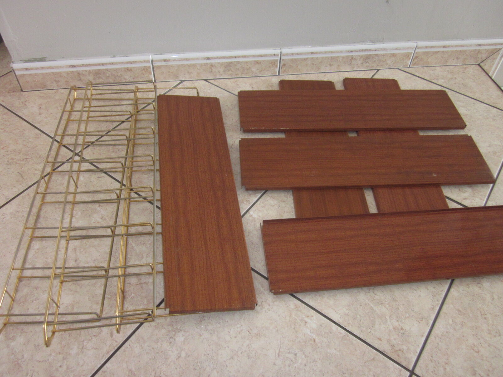 Modular shelves for 60 years in metal