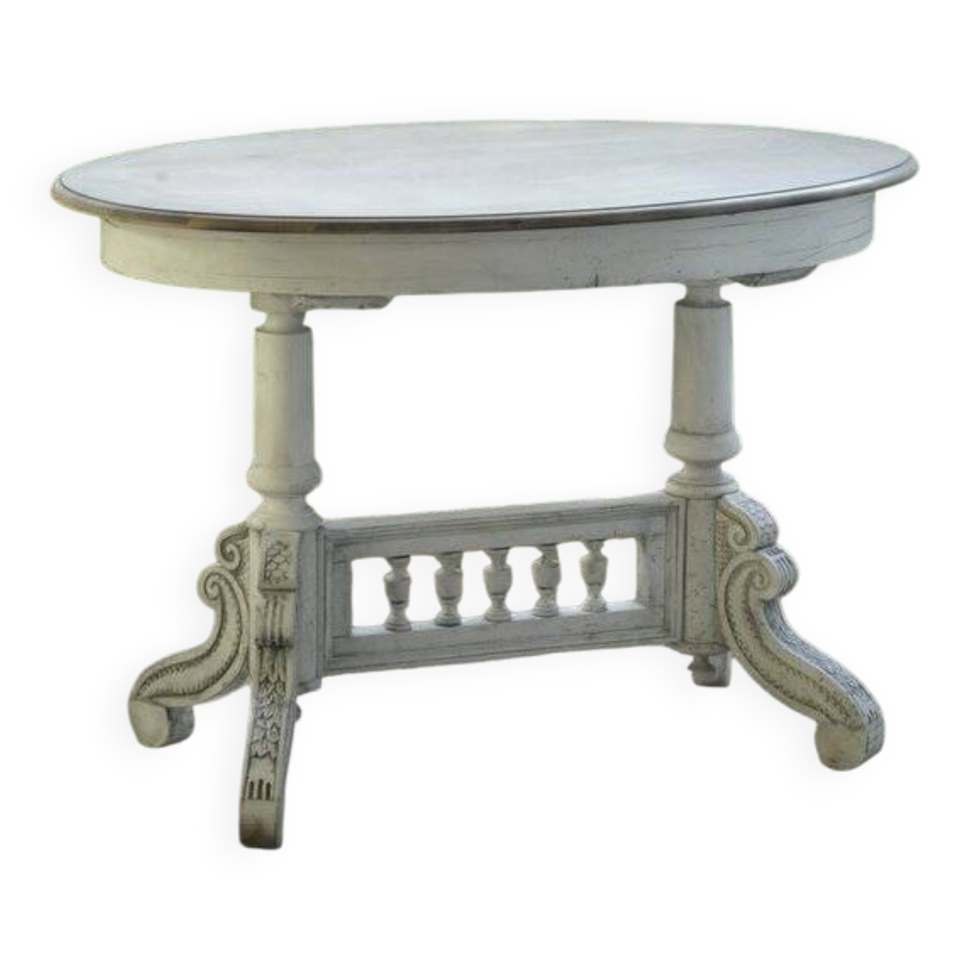 Oval coffee table in carved wood, white patina, moulded edge, from the period 1890-1919.