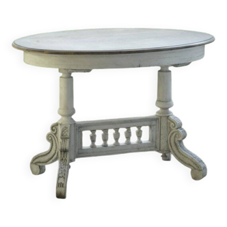 Oval coffee table in carved wood, white patina, moulded edge, from the period 1890-1919.