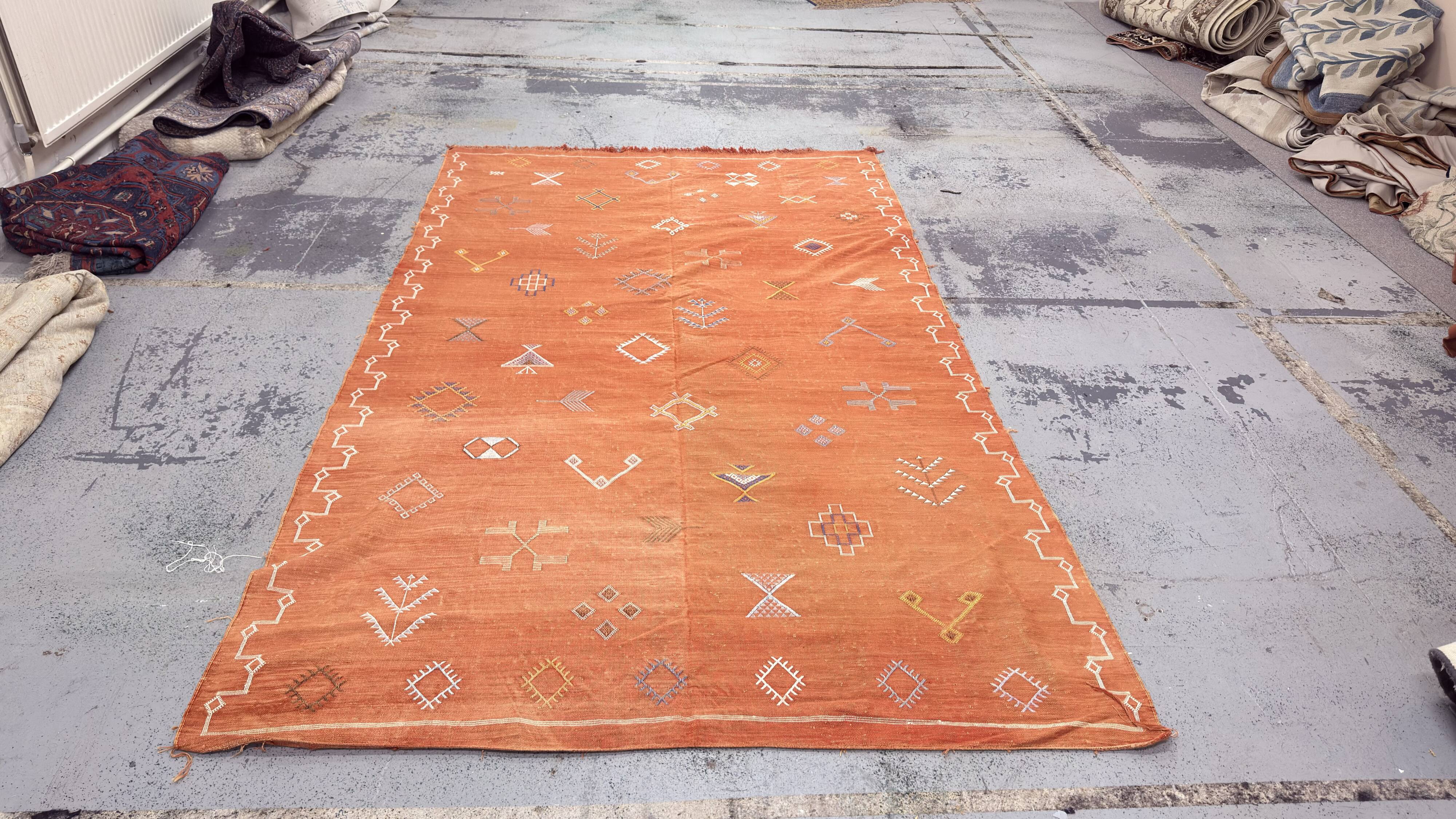 Tapis Kilim vintage marocain orange géométrique fait main en tissage à plat pour salon