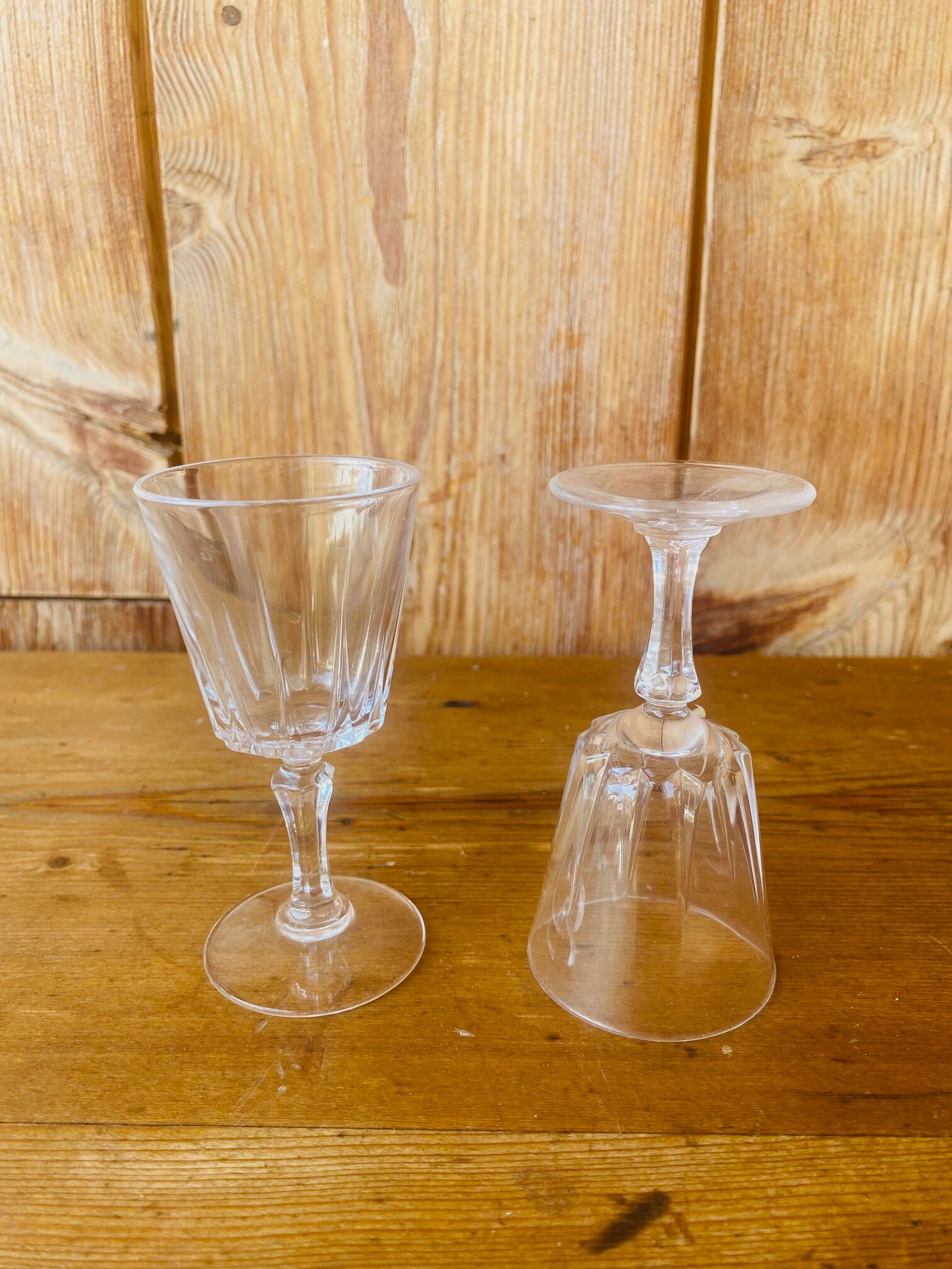 Set of 8 small glasses on foot in transparent glass