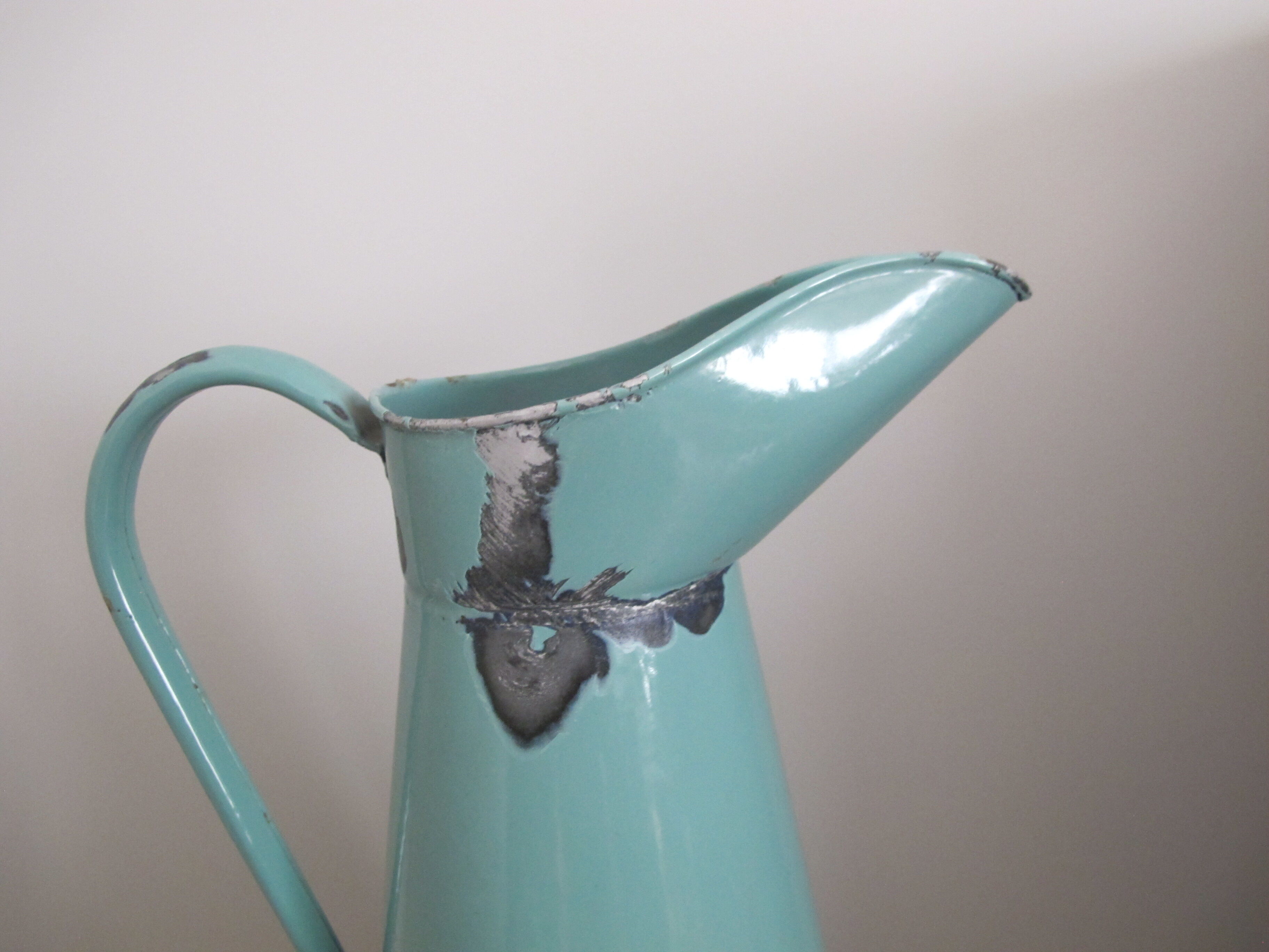 Grand broc in metal emaillé