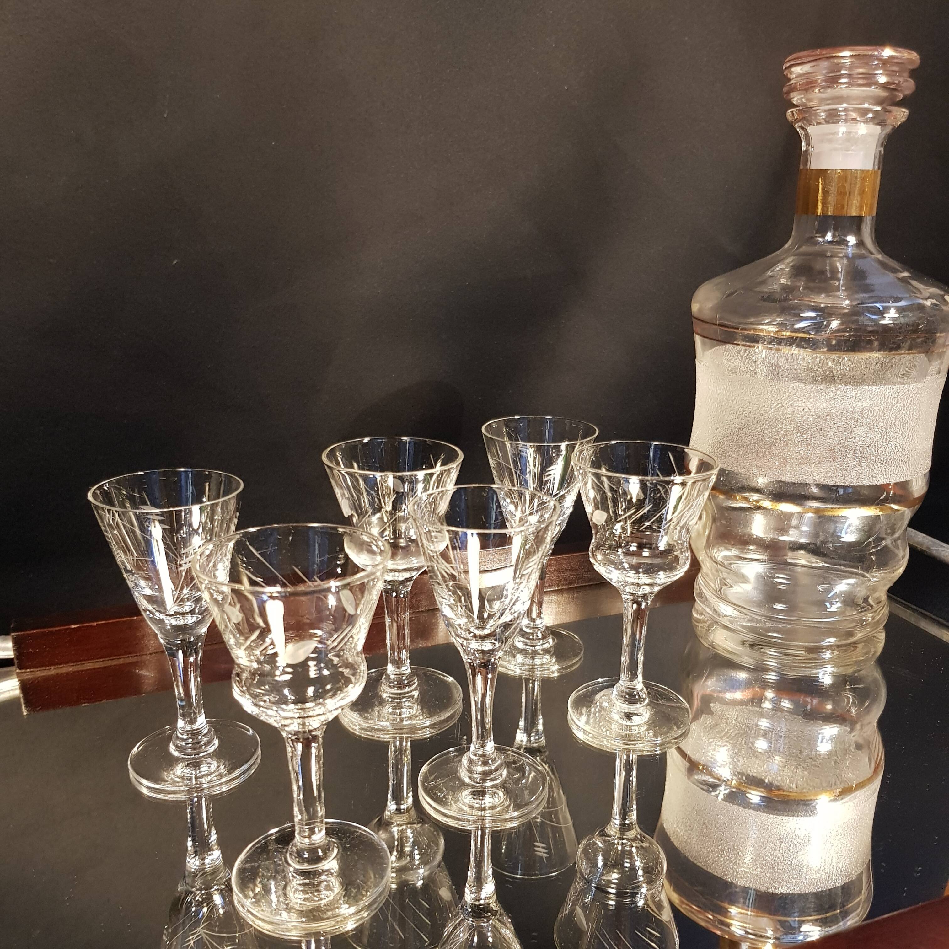 6 verres à liqueur ciselés