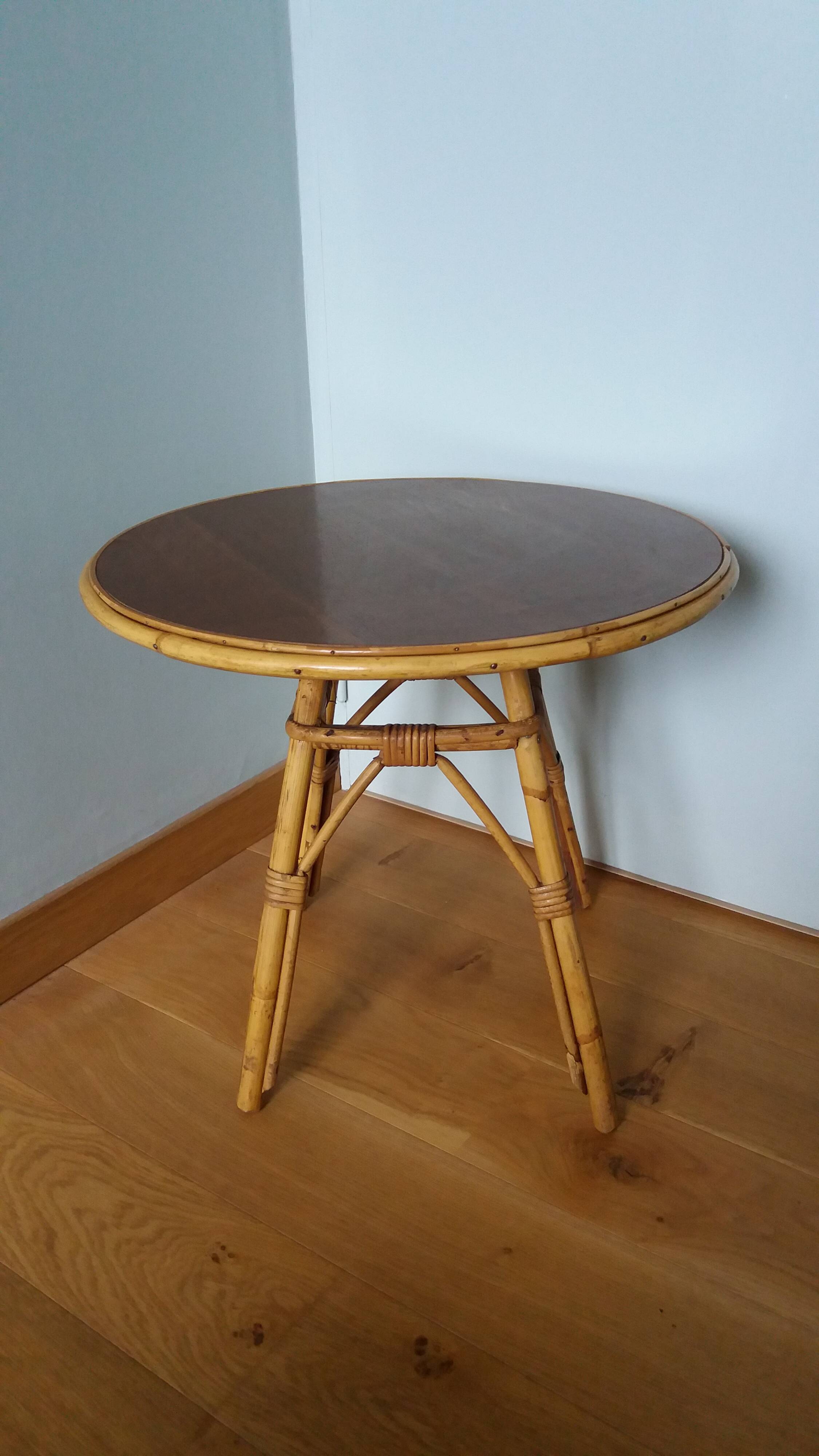 Round coffee table in wicker and bamboo