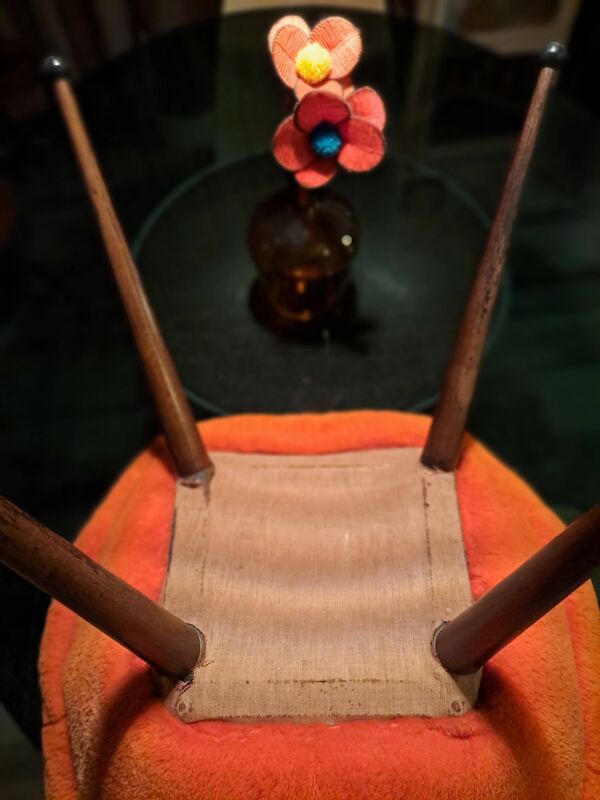 Suites de 3 chaises, fauteuils formes œufs pieds compas 1950