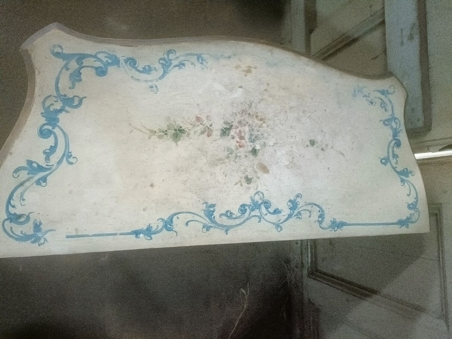 Italian painted chest of drawers