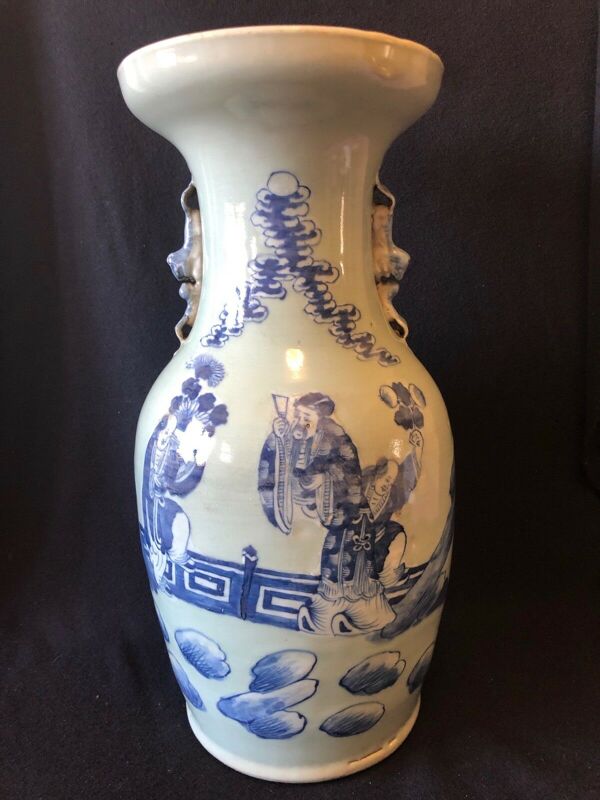 Vase balustre en porcelaine blanc bleu sous couverte céladon XIXe 42,8 cm