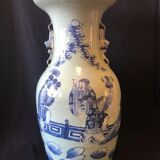 Vase balustre en porcelaine blanc bleu sous couverte céladon XIXe 42,8 cm