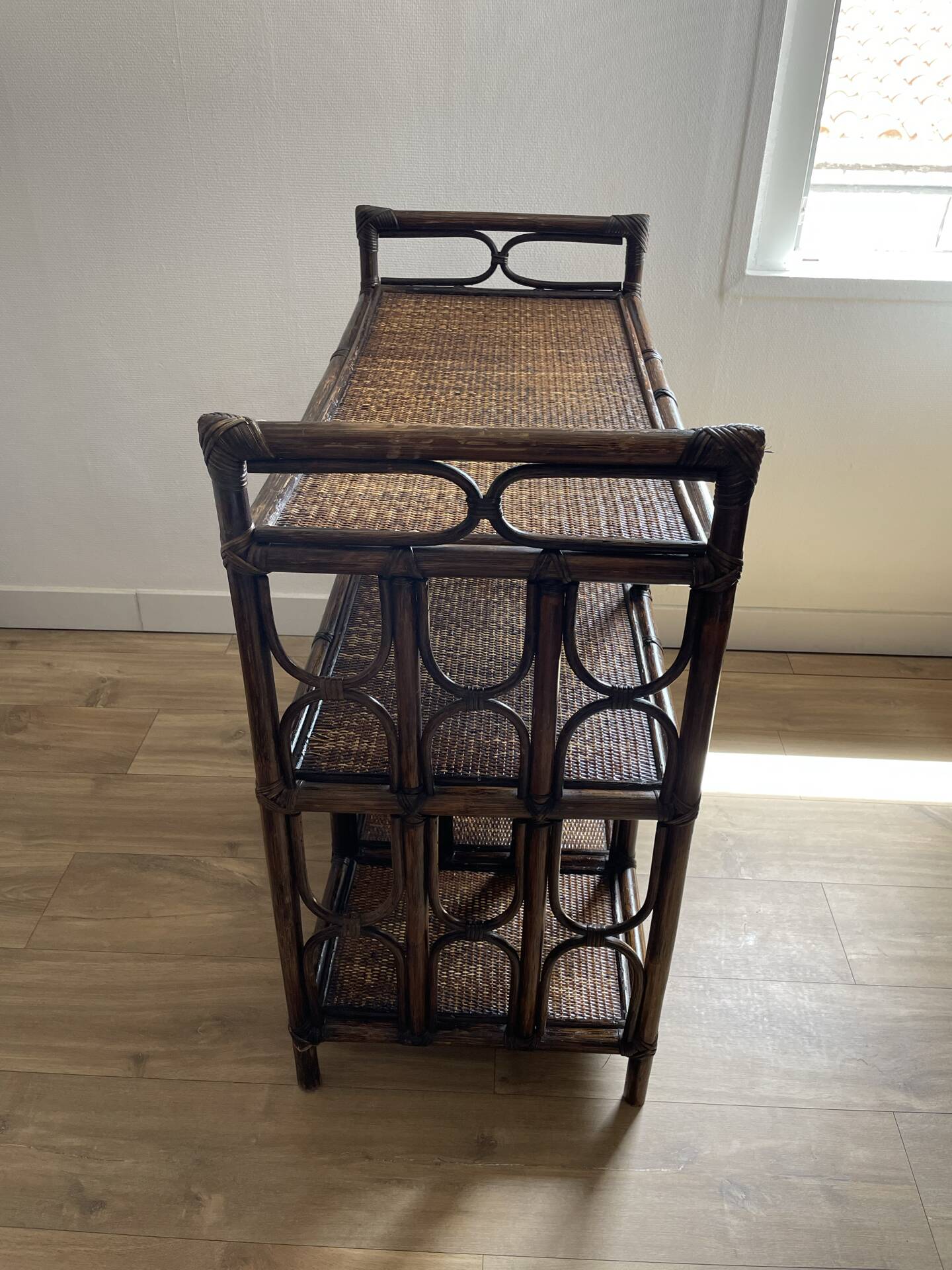 Étagère, console en rotin teinté