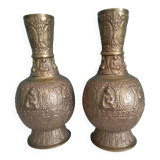 Jolie paire de vases asiatiques anciens en bronze