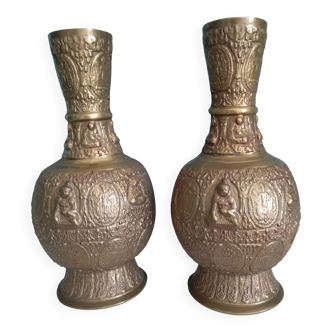 Jolie paire de vases asiatiques anciens en bronze
