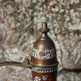 Verseuse orientale en laiton gravé – H29 cm x L22 cm x P7 cm